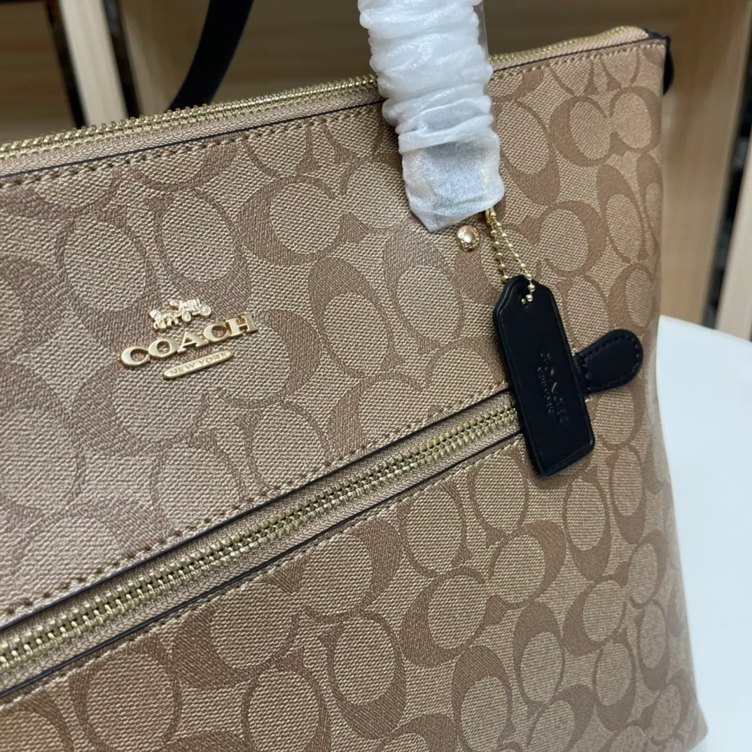 Top original order batch 420💰coach/Coach new model 79609, the upper body effect is super good, women's PVC single shoulder casual trendy women's bag tote bag, size 32.28.13,
