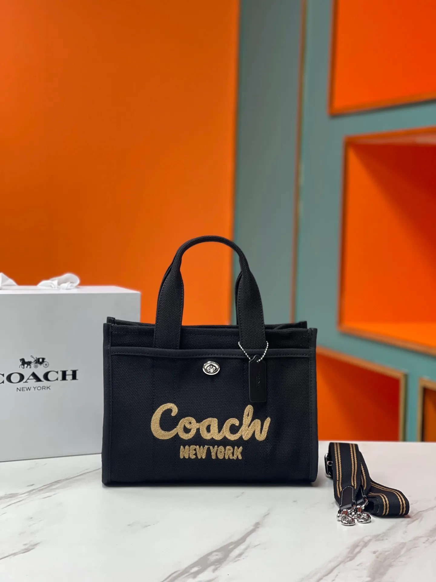 Batch 460💰Coach’s January new model CP428 cargo tote is a must-have for commuting. It meets daily needs. Exquisite letter embroidery texture and full closed zipper design, very safe√Size 26X19.5X13