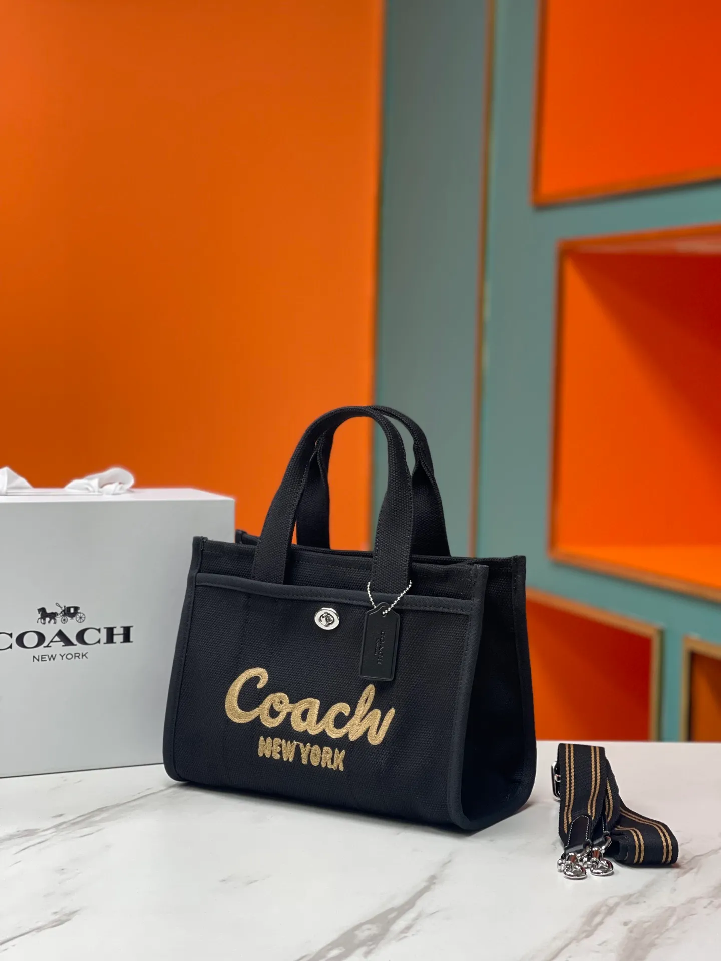 Batch 460💰Coach’s January new model CP428 cargo tote is a must-have for commuting. It meets daily needs. Exquisite letter embroidery texture and full closed zipper design, very safe√Size 26X19.5X13