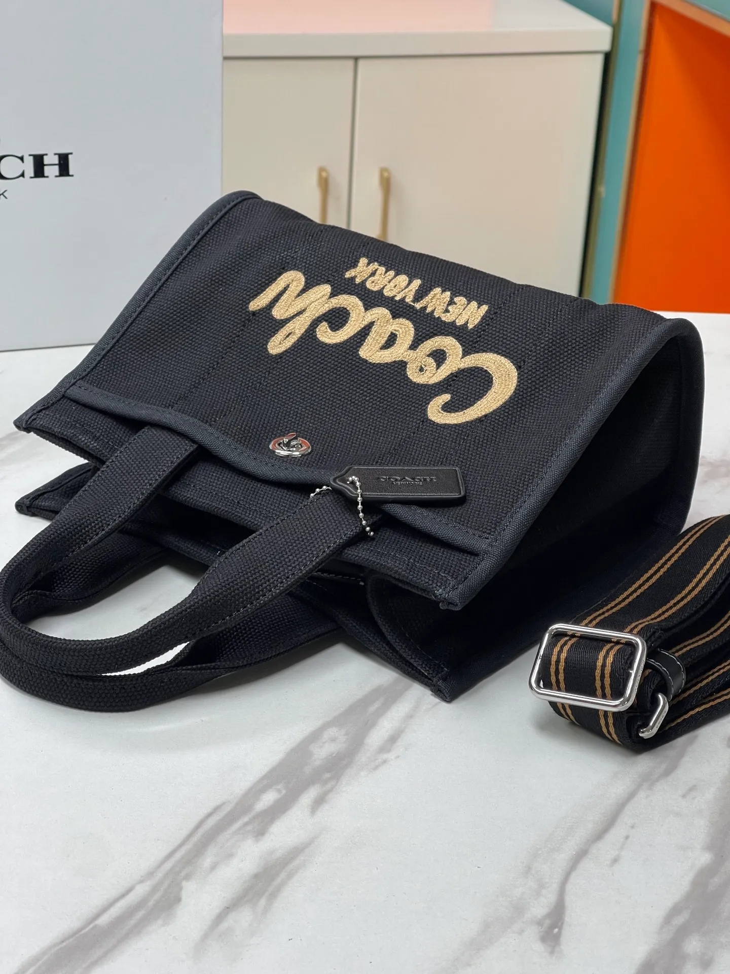 Batch 460💰Coach’s January new model CP428 cargo tote is a must-have for commuting. It meets daily needs. Exquisite letter embroidery texture and full closed zipper design, very safe√Size 26X19.5X13