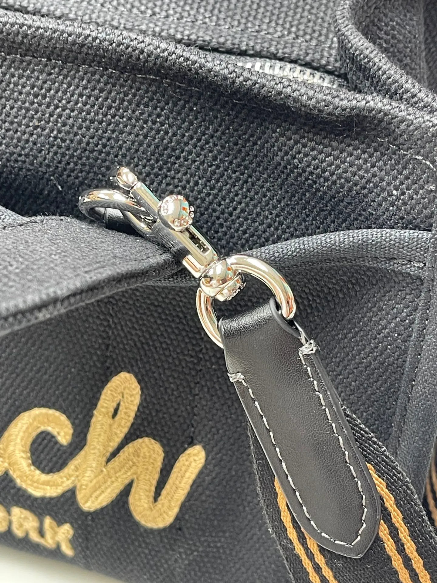 Batch 460💰Coach’s January new model CP428 cargo tote is a must-have for commuting. It meets daily needs. Exquisite letter embroidery texture and full closed zipper design, very safe√Size 26X19.5X13