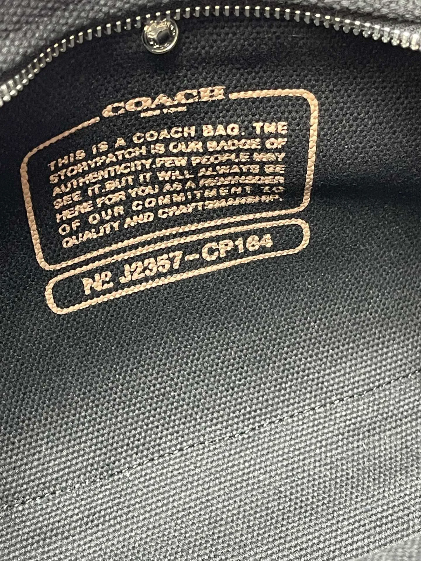 Batch 460💰Coach’s January new model CP428 cargo tote is a must-have for commuting. It meets daily needs. Exquisite letter embroidery texture and full closed zipper design, very safe√Size 26X19.5X13