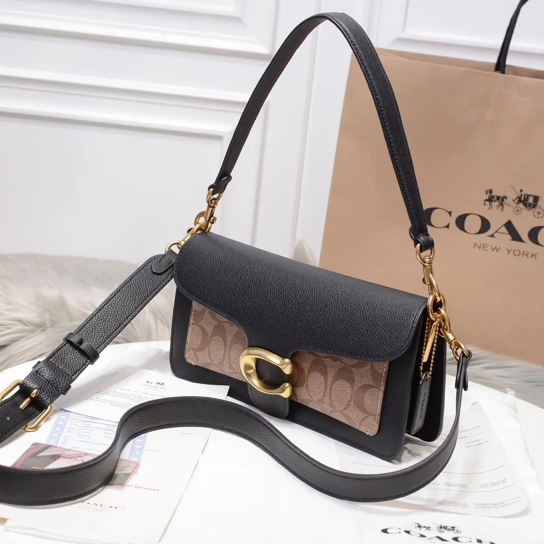 COACH/Coach's new autumn and winter style black logo presbyopia saddle bag Dionysus 79337 can be carried by hand on one shoulder and cross-body. It has a zipper compartment inside, which is practical and versatile! Dimensions: 26cm (length) x 15cm (height) x 7.5cm (width)