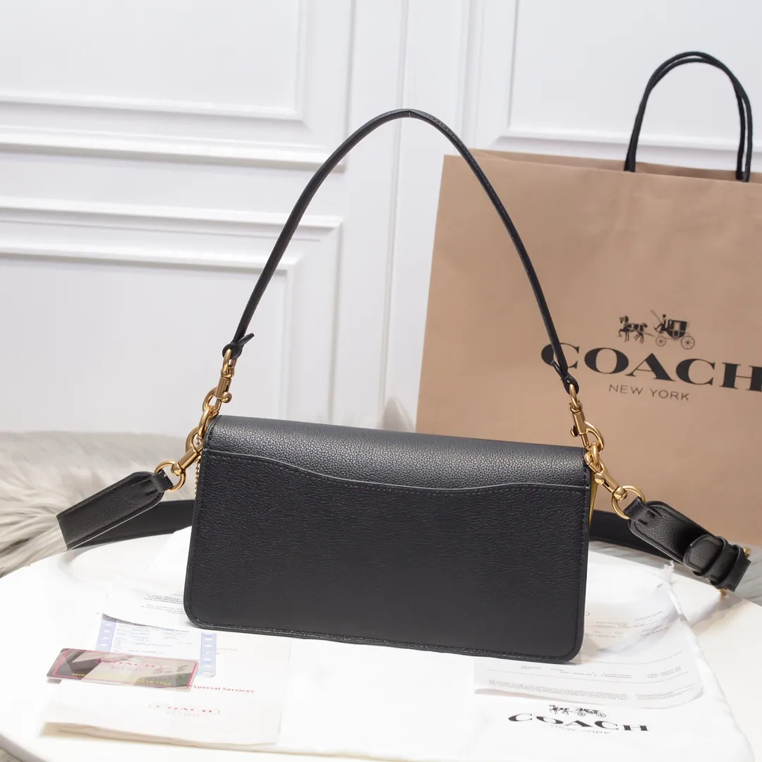 COACH/Coach's new autumn and winter style black logo presbyopia saddle bag Dionysus 79337 can be carried by hand on one shoulder and cross-body. It has a zipper compartment inside, which is practical and versatile! Dimensions: 26cm (length) x 15cm (height) x 7.5cm (width)
