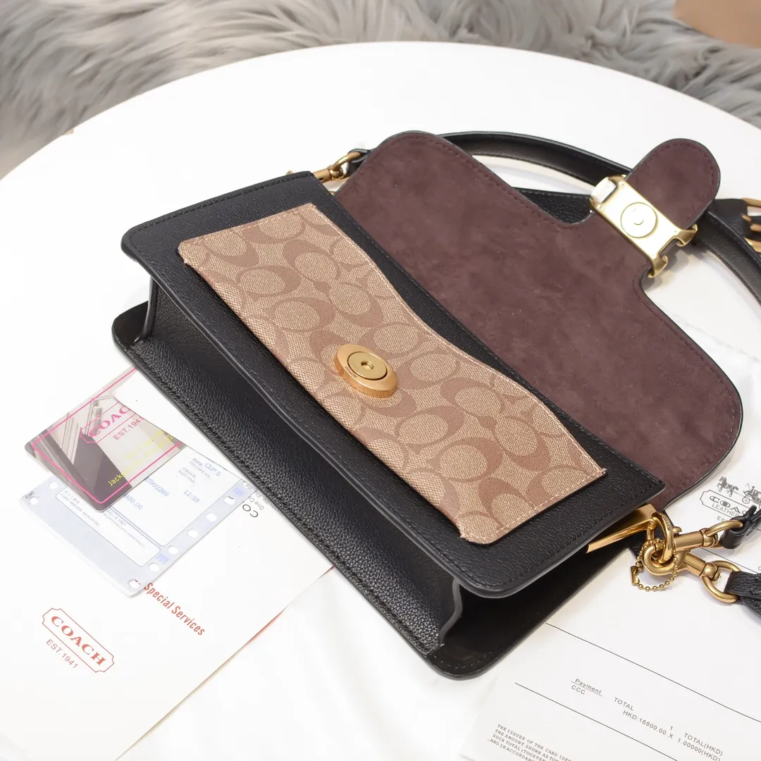 COACH/Coach's new autumn and winter style black logo presbyopia saddle bag Dionysus 79337 can be carried by hand on one shoulder and cross-body. It has a zipper compartment inside, which is practical and versatile! Dimensions: 26cm (length) x 15cm (height) x 7.5cm (width)