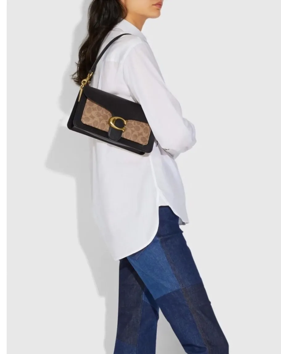 COACH/Coach's new autumn and winter style black logo presbyopia saddle bag Dionysus 79337 can be carried by hand on one shoulder and cross-body. It has a zipper compartment inside, which is practical and versatile! Dimensions: 26cm (length) x 15cm (height) x 7.5cm (width)