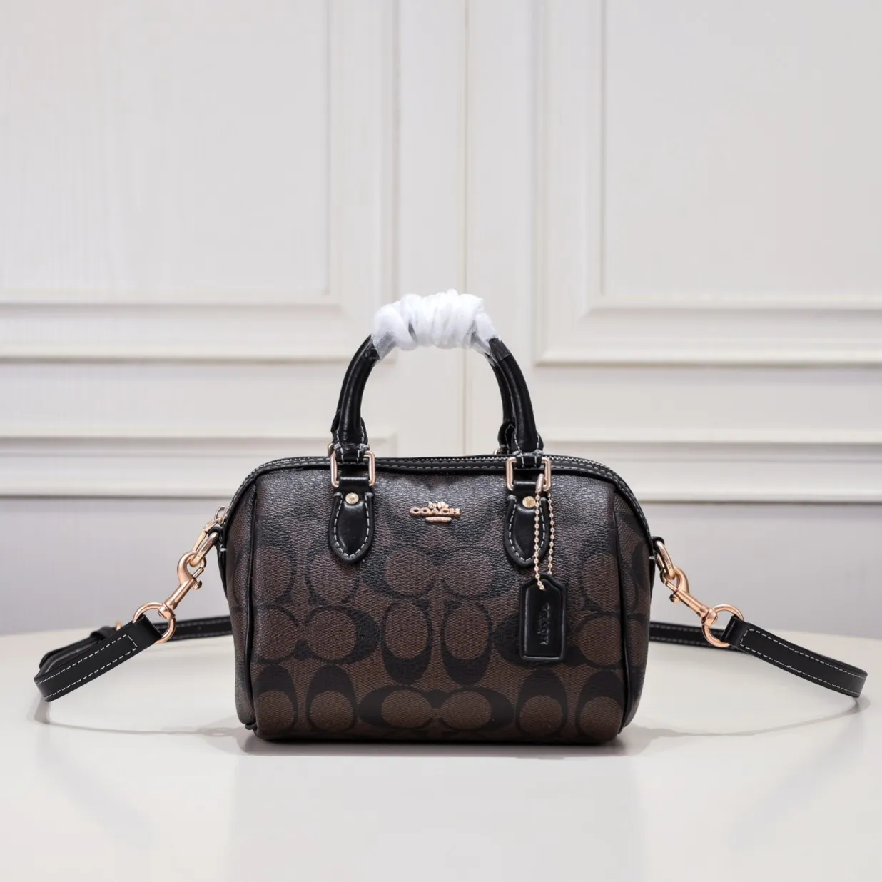 P340 [Top original order] The new Coach small size Boston CH469 is so beautiful and exquisite! Moreover, the Boston bag shape is particularly versatile! The presbyopic color-blocking design is classic and eye-catching! Size:17.5*12*10cm