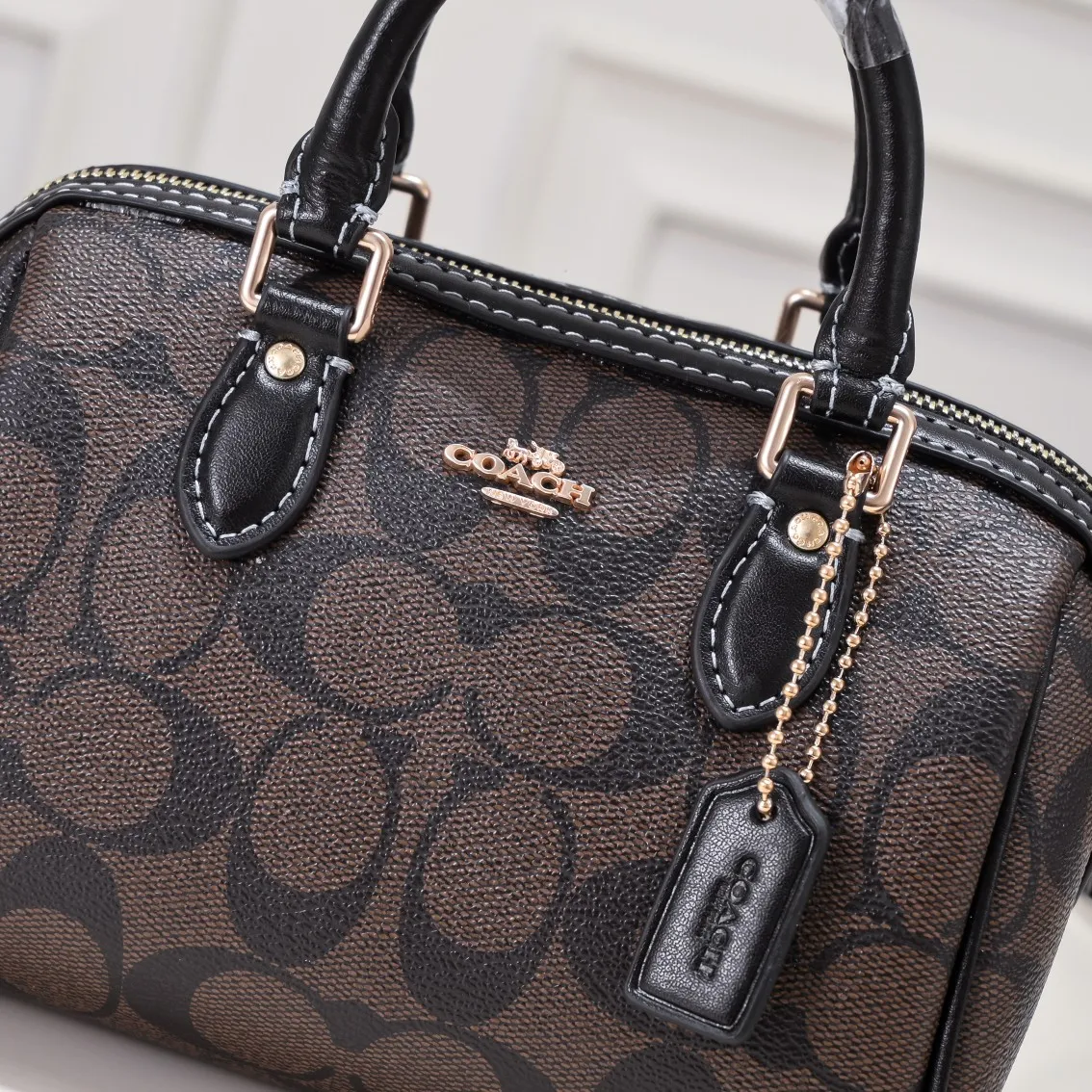 P340 [Top original order] The new Coach small size Boston CH469 is so beautiful and exquisite! Moreover, the Boston bag shape is particularly versatile! The presbyopic color-blocking design is classic and eye-catching! Size:17.5*12*10cm