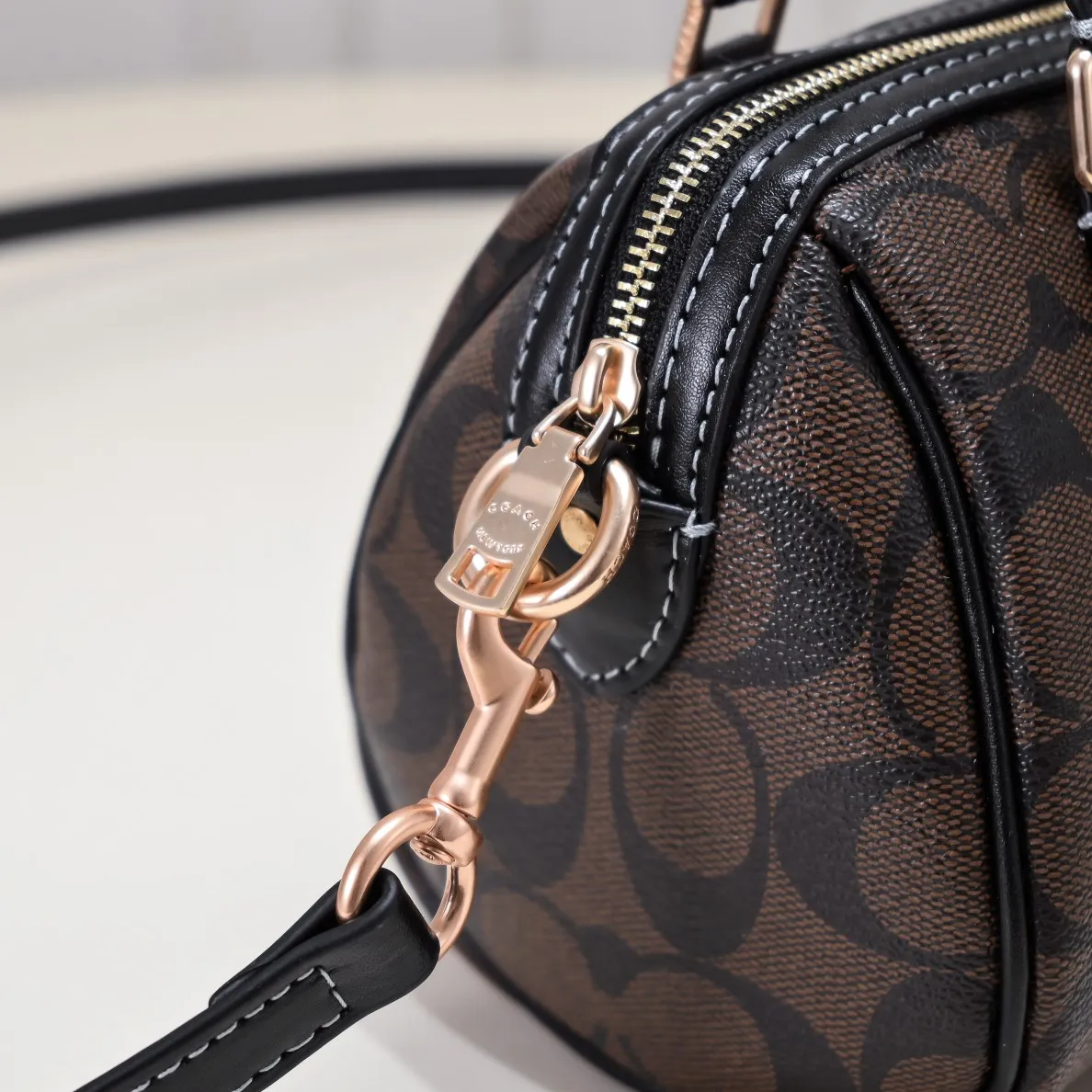 P340 [Top original order] The new Coach small size Boston CH469 is so beautiful and exquisite! Moreover, the Boston bag shape is particularly versatile! The presbyopic color-blocking design is classic and eye-catching! Size:17.5*12*10cm