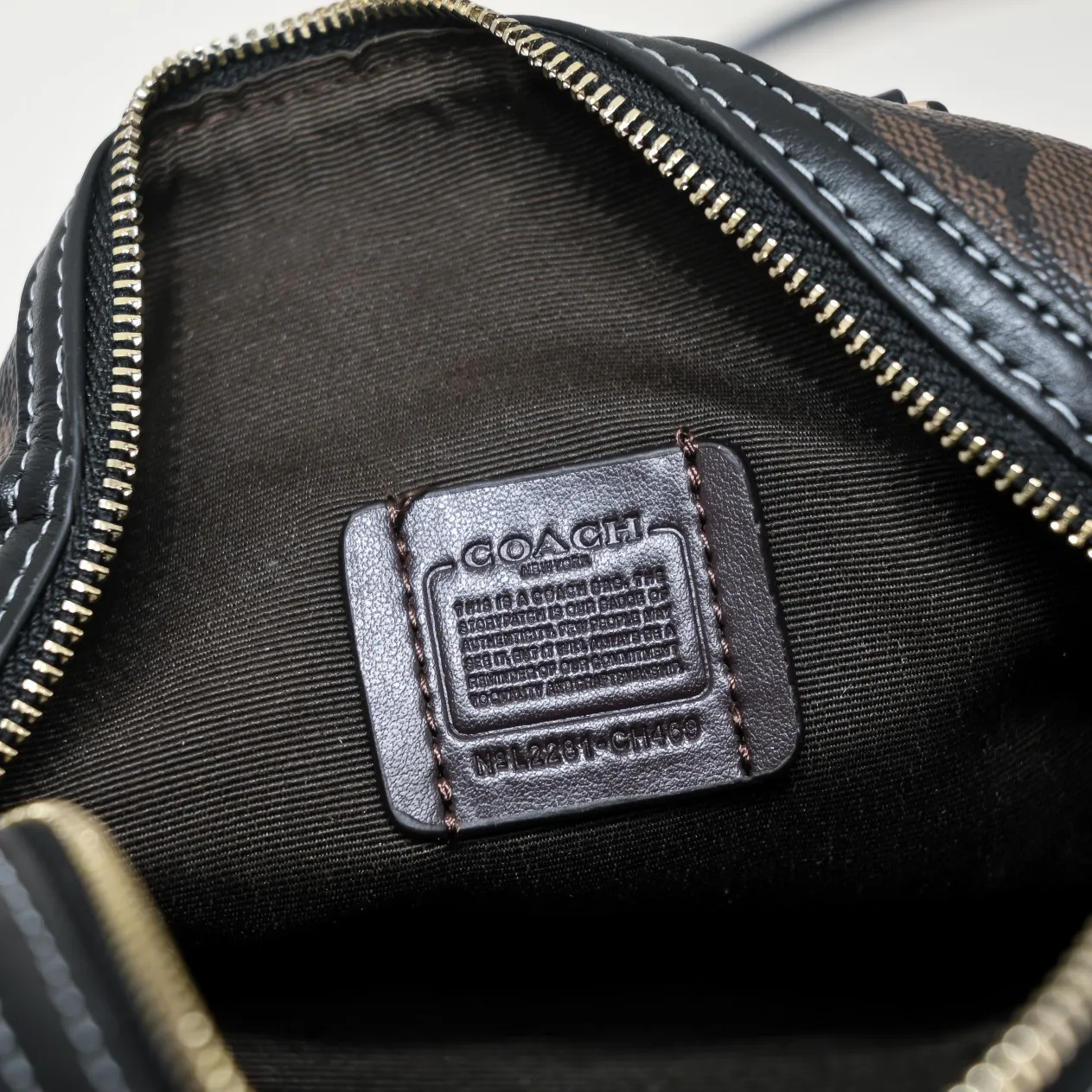P340 [Top original order] The new Coach small size Boston CH469 is so beautiful and exquisite! Moreover, the Boston bag shape is particularly versatile! The presbyopic color-blocking design is classic and eye-catching! Size:17.5*12*10cm