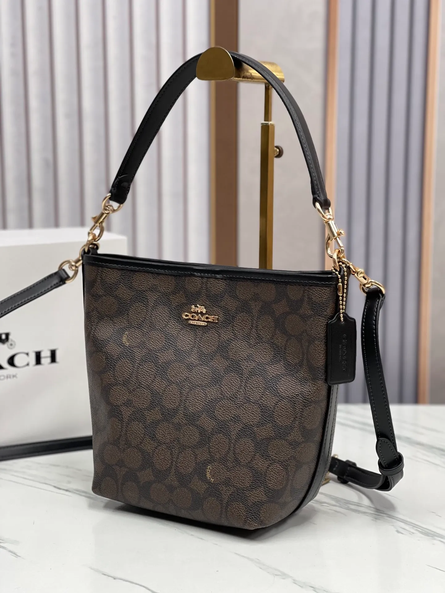 Top original order, batch 380¥ Coach new style. Model CT800 City Bucket bucket bag comes in 4 colors. It is the most casual bucket bag. It has several elements and styles. The elements of the hobo bag are the most similar. It is a simple style. It is very versatile for upper body travel. It has a large capacity. It is simple and can be worn under the armpit or cross-body. The two shoulder straps can be matched at will. The size is about 17/11/21