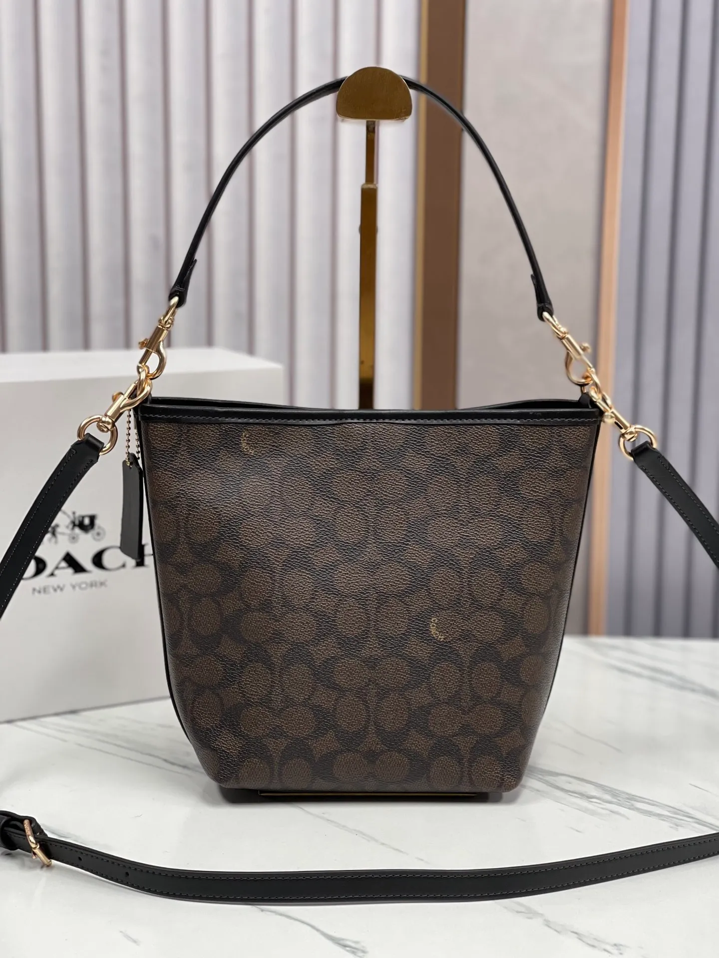 Top original order, batch 380¥ Coach new style. Model CT800 City Bucket bucket bag comes in 4 colors. It is the most casual bucket bag. It has several elements and styles. The elements of the hobo bag are the most similar. It is a simple style. It is very versatile for upper body travel. It has a large capacity. It is simple and can be worn under the armpit or cross-body. The two shoulder straps can be matched at will. The size is about 17/11/21