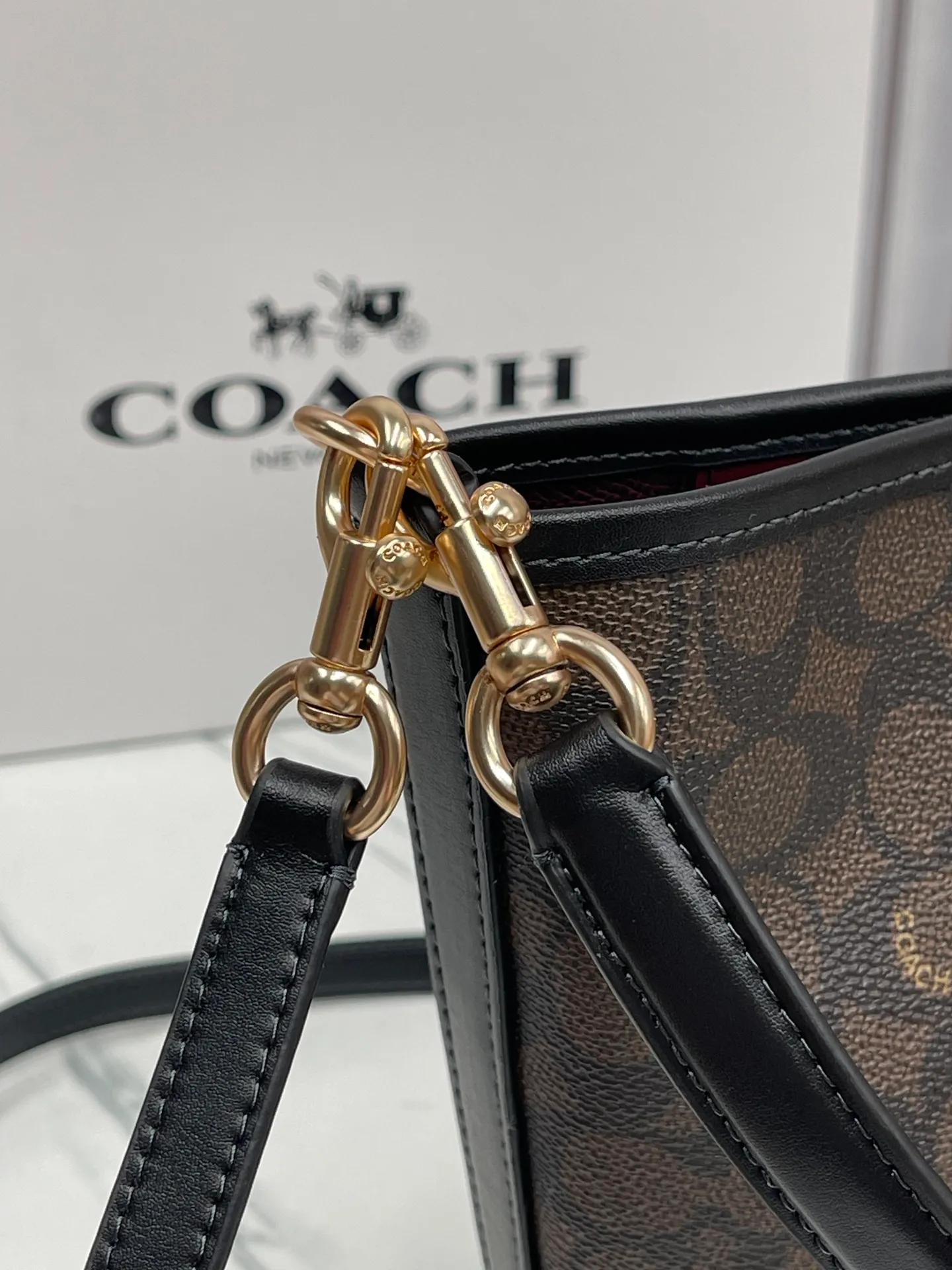 Top original order, batch 380¥ Coach new style. Model CT800 City Bucket bucket bag comes in 4 colors. It is the most casual bucket bag. It has several elements and styles. The elements of the hobo bag are the most similar. It is a simple style. It is very versatile for upper body travel. It has a large capacity. It is simple and can be worn under the armpit or cross-body. The two shoulder straps can be matched at will. The size is about 17/11/21