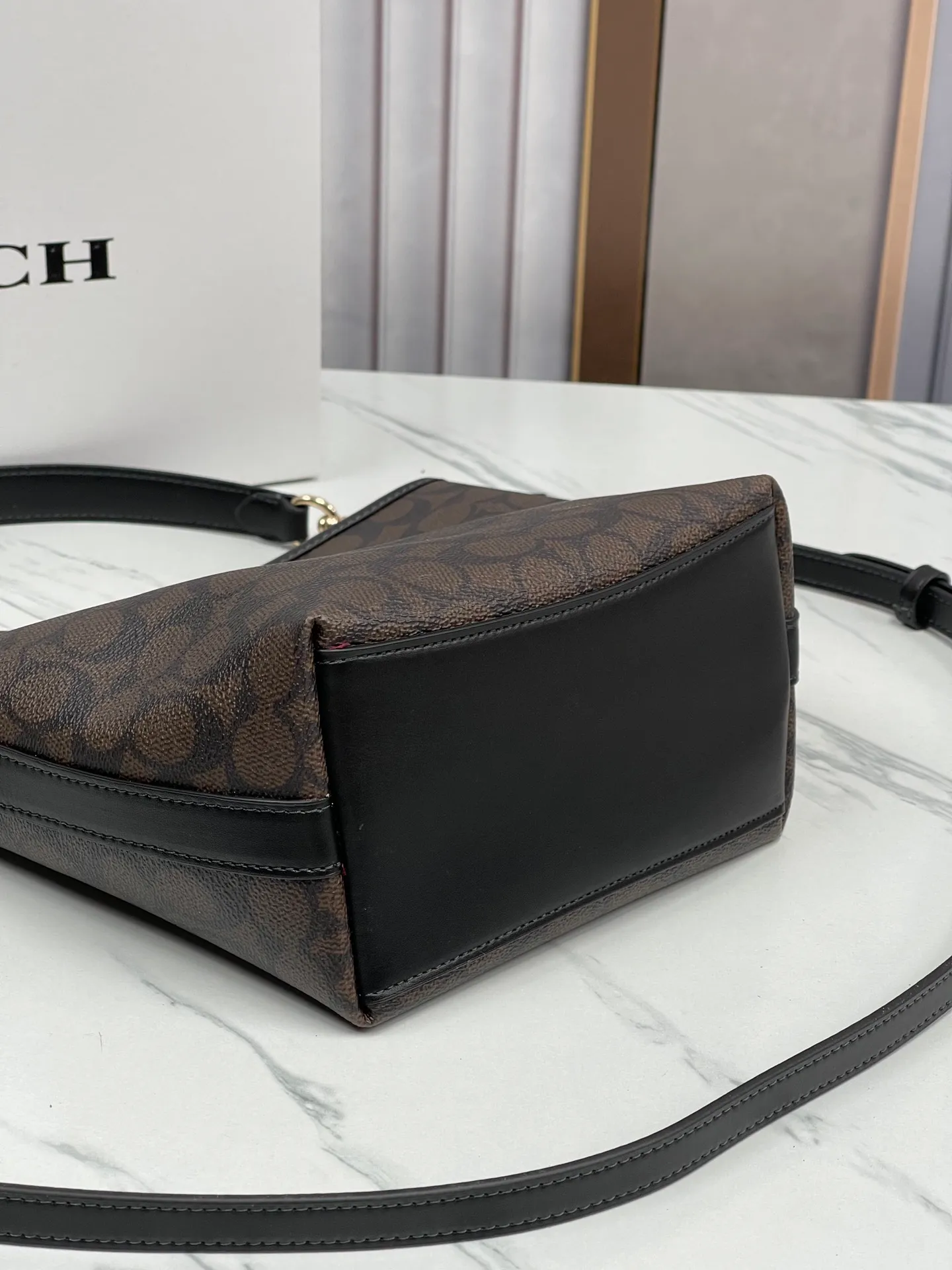 Top original order, batch 380¥ Coach new style. Model CT800 City Bucket bucket bag comes in 4 colors. It is the most casual bucket bag. It has several elements and styles. The elements of the hobo bag are the most similar. It is a simple style. It is very versatile for upper body travel. It has a large capacity. It is simple and can be worn under the armpit or cross-body. The two shoulder straps can be matched at will. The size is about 17/11/21