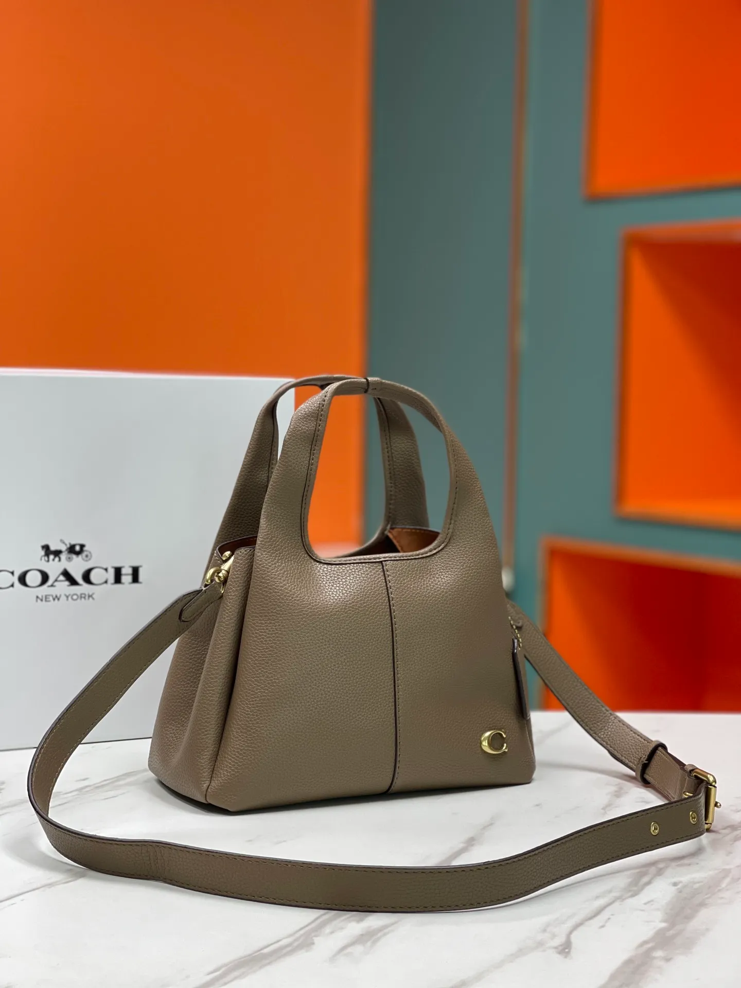 Top original order, batch 460💰Coach/Coach’s new vegetable basket, huge and beautiful, Coach model CM545. New LANA vegetable basket bag in September. The bag shape is simple and elegant, and can be used for daily items. It is small enough and can be carried by hand or cross-body. Daily items can be placed completely. It is medium-sized and can be carried by hand or cross-body. Size 22.31.13.