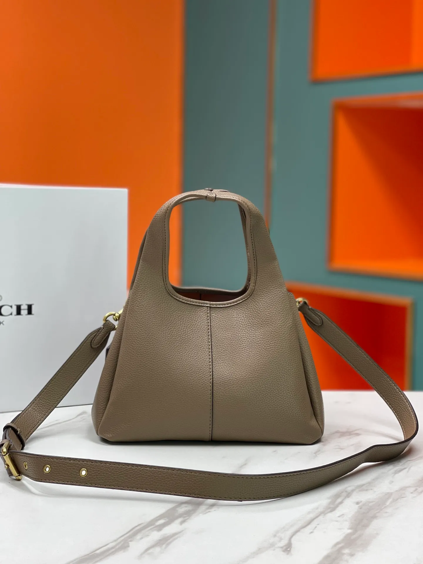 Top original order, batch 460💰Coach/Coach’s new vegetable basket, huge and beautiful, Coach model CM545. New LANA vegetable basket bag in September. The bag shape is simple and elegant, and can be used for daily items. It is small enough and can be carried by hand or cross-body. Daily items can be placed completely. It is medium-sized and can be carried by hand or cross-body. Size 22.31.13.
