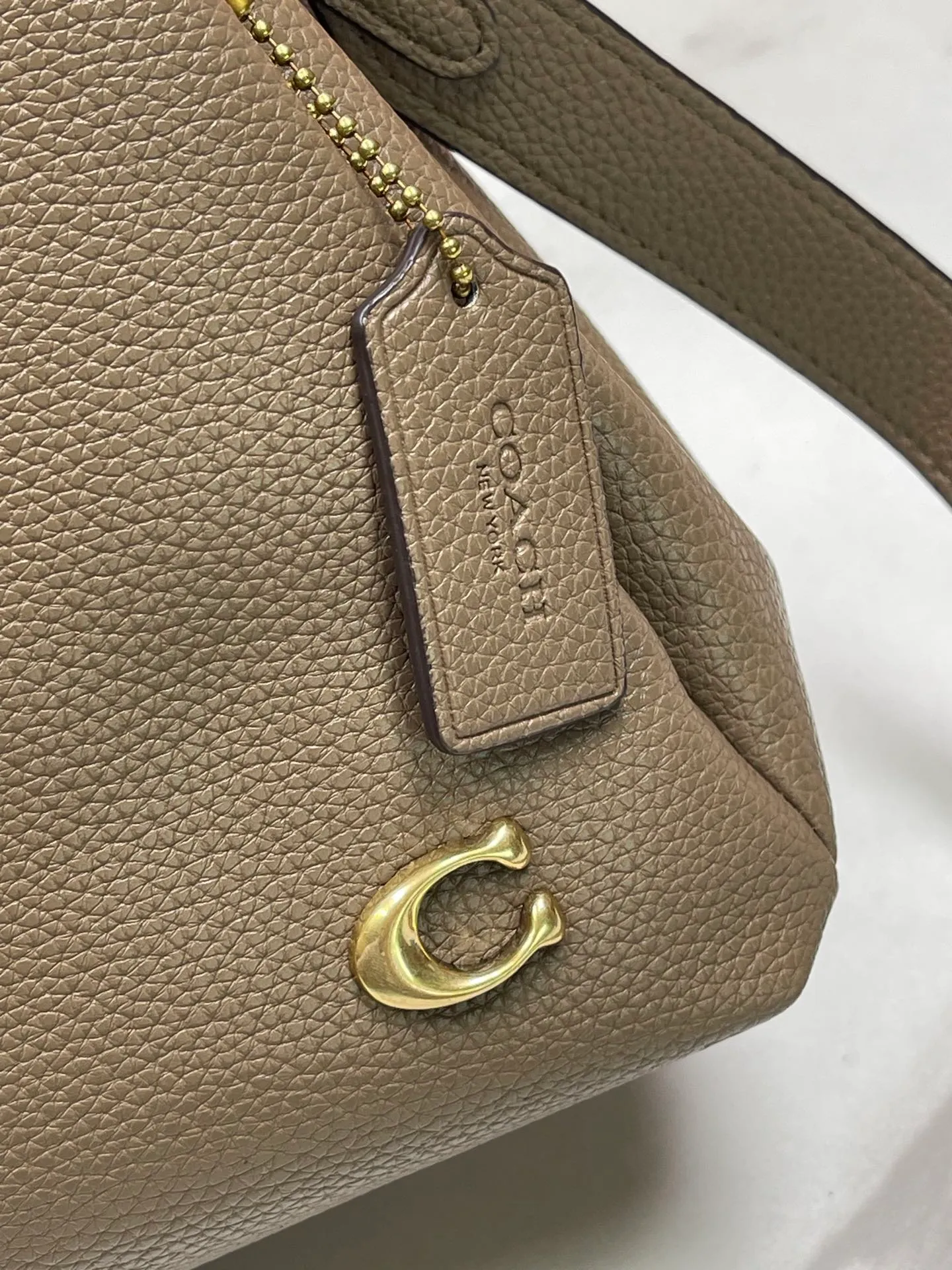 Top original order, batch 460💰Coach/Coach’s new vegetable basket, huge and beautiful, Coach model CM545. New LANA vegetable basket bag in September. The bag shape is simple and elegant, and can be used for daily items. It is small enough and can be carried by hand or cross-body. Daily items can be placed completely. It is medium-sized and can be carried by hand or cross-body. Size 22.31.13.
