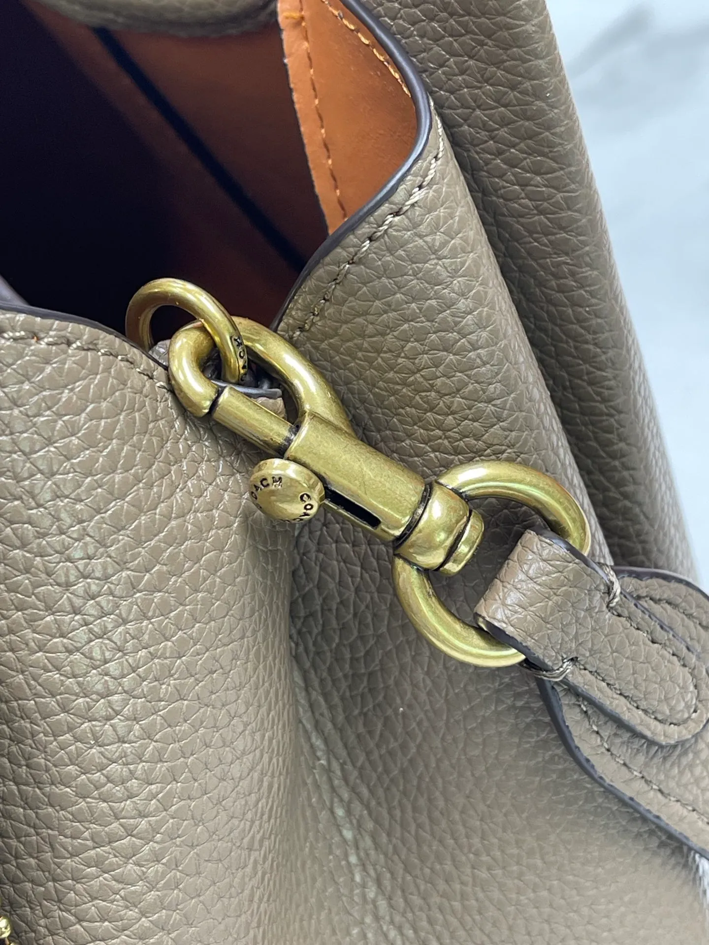 Top original order, batch 460💰Coach/Coach’s new vegetable basket, huge and beautiful, Coach model CM545. New LANA vegetable basket bag in September. The bag shape is simple and elegant, and can be used for daily items. It is small enough and can be carried by hand or cross-body. Daily items can be placed completely. It is medium-sized and can be carried by hand or cross-body. Size 22.31.13.