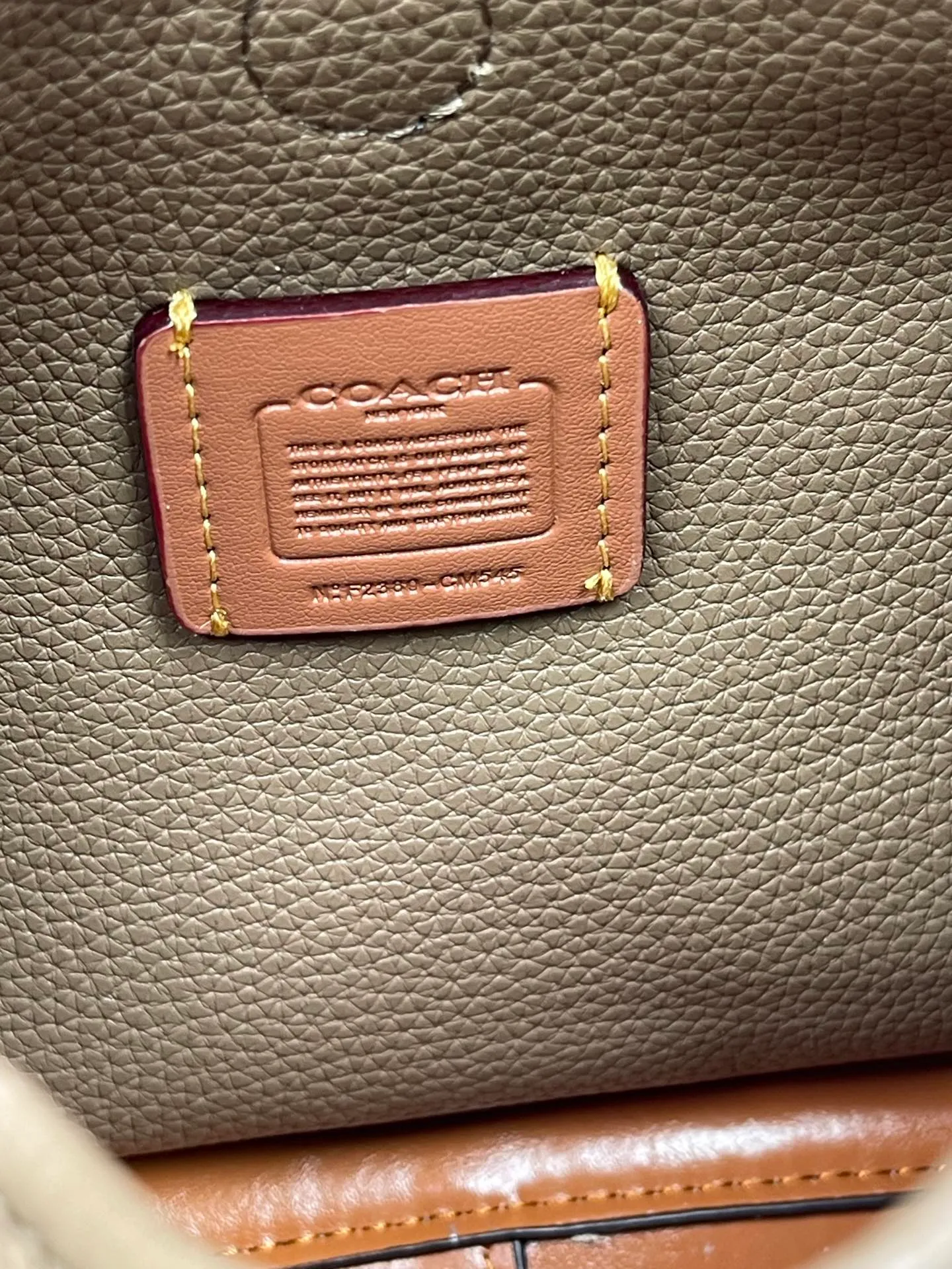 Top original order, batch 460💰Coach/Coach’s new vegetable basket, huge and beautiful, Coach model CM545. New LANA vegetable basket bag in September. The bag shape is simple and elegant, and can be used for daily items. It is small enough and can be carried by hand or cross-body. Daily items can be placed completely. It is medium-sized and can be carried by hand or cross-body. Size 22.31.13.
