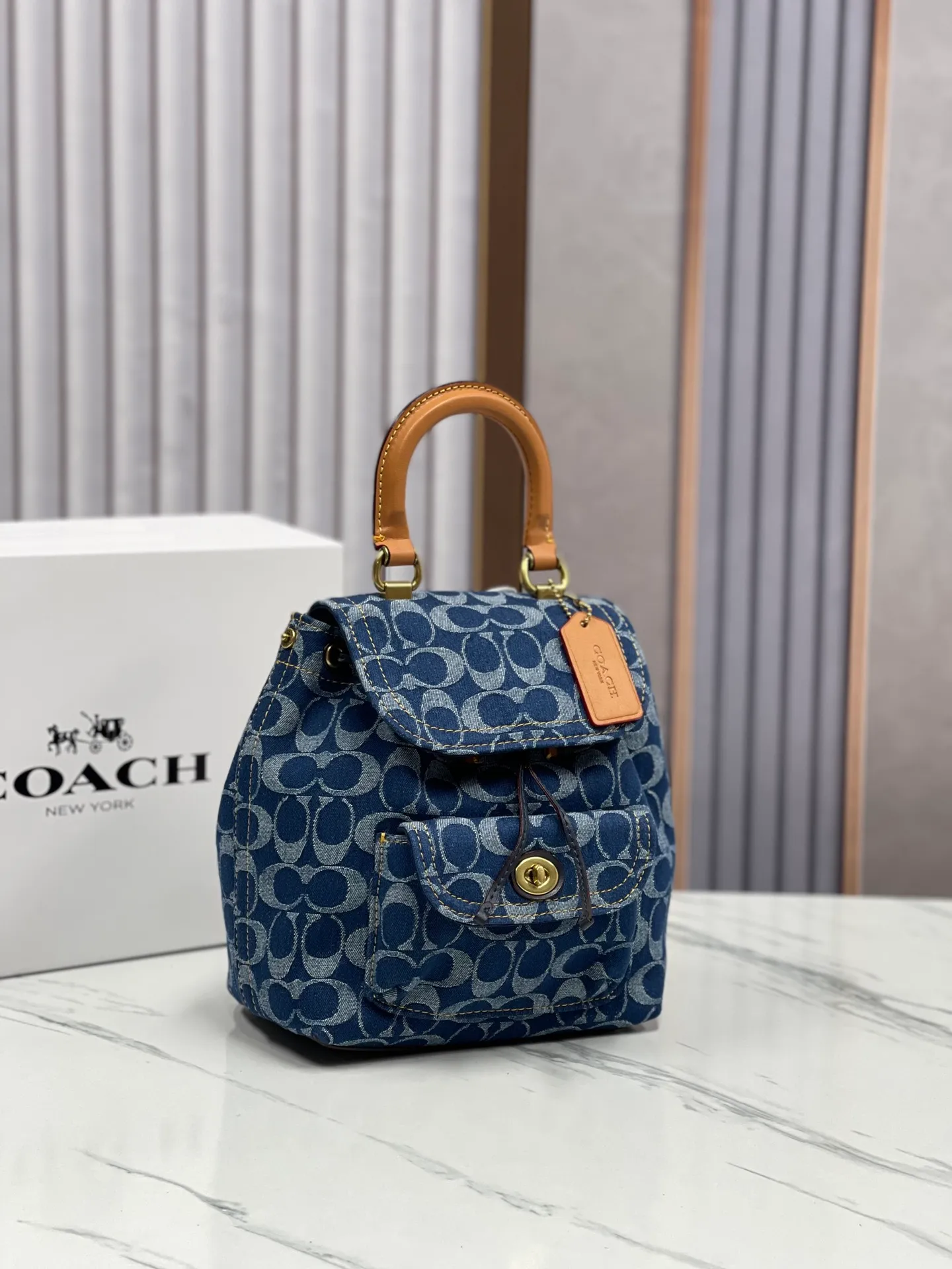 Top original order batch 540💰Coach/Coach new counter model Chambray denim series model CJ833 Riya Backpacks mini backpack Adjustable shoulders + suitcase-style handle Drawstring with lock to ensure safety Chambray denim small shoulders full of energy exuding a carefree and optimistic atmosphere Spring brings recovery to all things Wear with hope too Versatile for daily use Canvas presbyopia logo Practical and durable The contrasting colors are very eye-catching. It’s a good time for traveling. The backpack is a very nice choice~ It’s not too beautiful to take pictures~ Size: 22*23*12