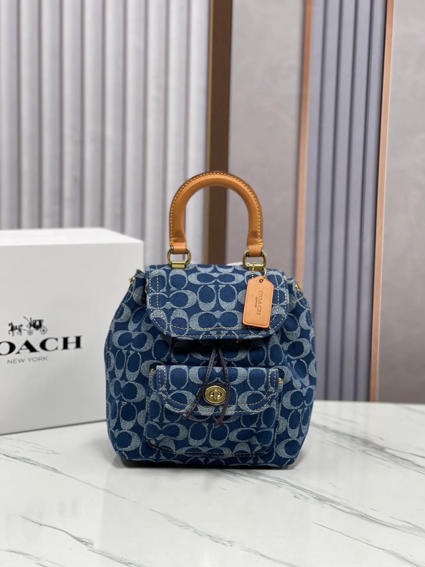 Top original order batch 540💰Coach/Coach new counter model Chambray denim series model CJ833 Riya Backpacks mini backpack Adjustable shoulders + suitcase-style handle Drawstring with lock to ensure safety Chambray denim small shoulders full of energy exuding a carefree and optimistic atmosphere Spring brings recovery to all things Wear with hope too Versatile for daily use Canvas presbyopia logo Practical and durable The contrasting colors are very eye-catching. It’s a good time for traveling. The backpack is a very nice choice~ It’s not too beautiful to take pictures~ Size: 22*23*12