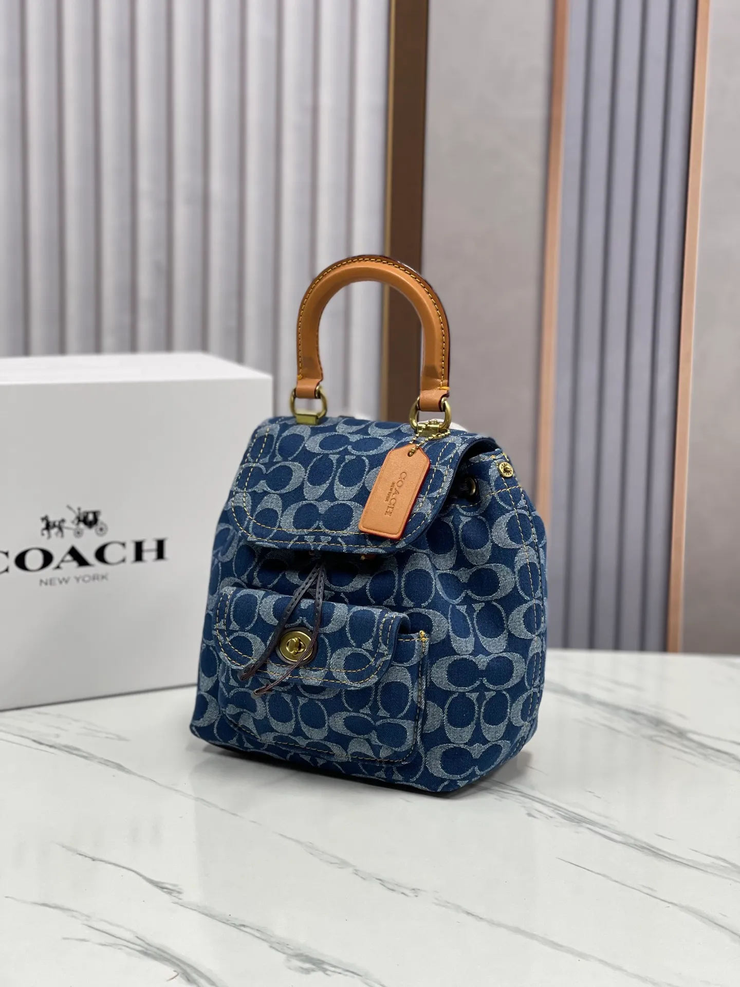 Top original order batch 540💰Coach/Coach new counter model Chambray denim series model CJ833 Riya Backpacks mini backpack Adjustable shoulders + suitcase-style handle Drawstring with lock to ensure safety Chambray denim small shoulders full of energy exuding a carefree and optimistic atmosphere Spring brings recovery to all things Wear with hope too Versatile for daily use Canvas presbyopia logo Practical and durable The contrasting colors are very eye-catching. It’s a good time for traveling. The backpack is a very nice choice~ It’s not too beautiful to take pictures~ Size: 22*23*12