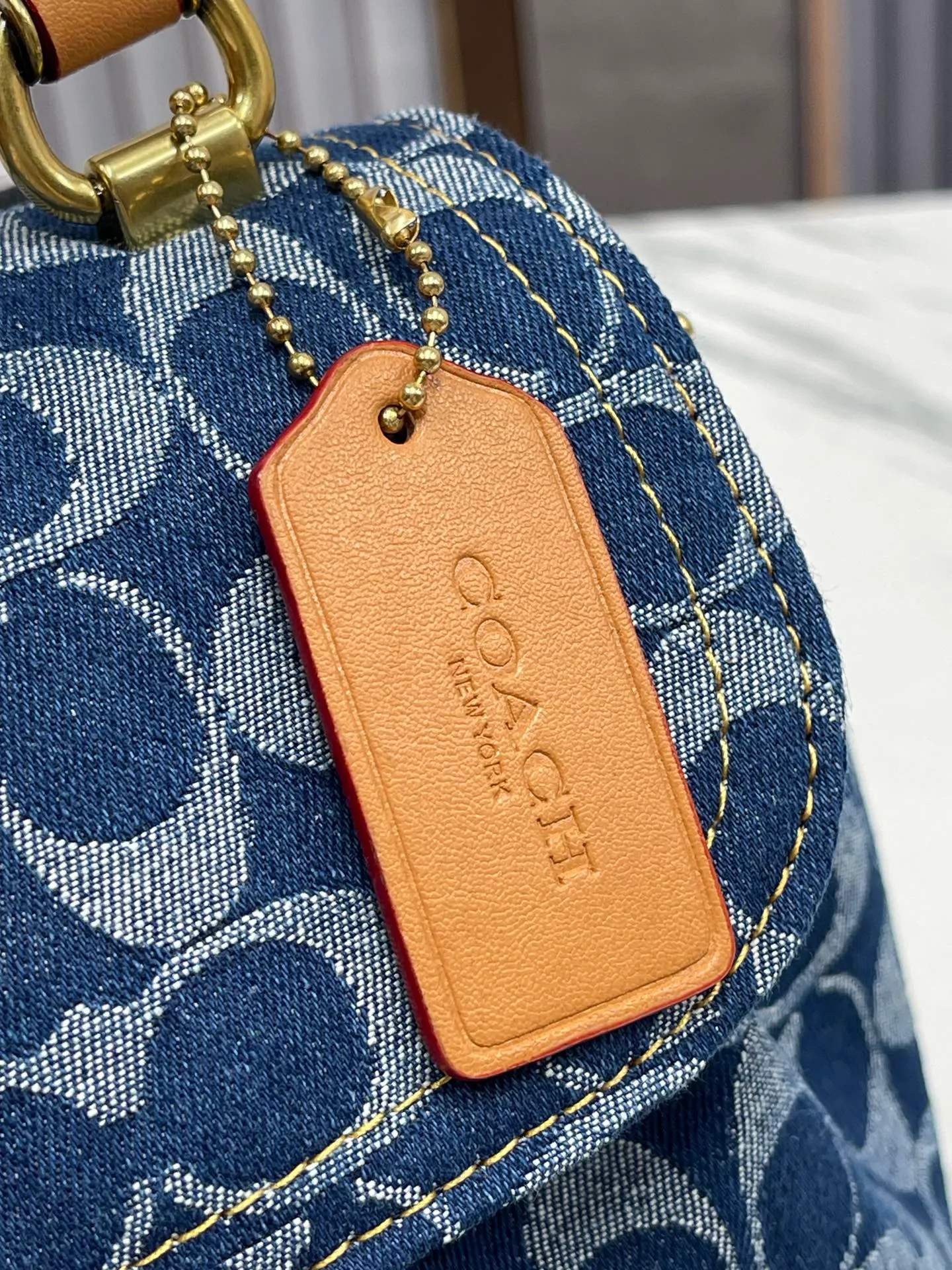 Top original order batch 540💰Coach/Coach new counter model Chambray denim series model CJ833 Riya Backpacks mini backpack Adjustable shoulders + suitcase-style handle Drawstring with lock to ensure safety Chambray denim small shoulders full of energy exuding a carefree and optimistic atmosphere Spring brings recovery to all things Wear with hope too Versatile for daily use Canvas presbyopia logo Practical and durable The contrasting colors are very eye-catching. It’s a good time for traveling. The backpack is a very nice choice~ It’s not too beautiful to take pictures~ Size: 22*23*12