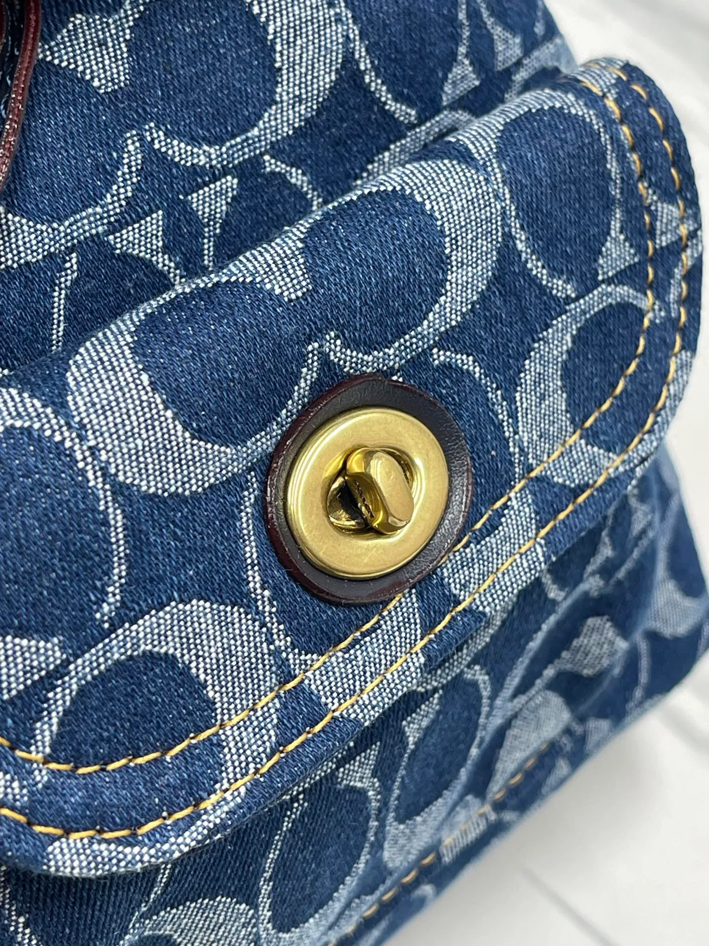 Top original order batch 540💰Coach/Coach new counter model Chambray denim series model CJ833 Riya Backpacks mini backpack Adjustable shoulders + suitcase-style handle Drawstring with lock to ensure safety Chambray denim small shoulders full of energy exuding a carefree and optimistic atmosphere Spring brings recovery to all things Wear with hope too Versatile for daily use Canvas presbyopia logo Practical and durable The contrasting colors are very eye-catching. It’s a good time for traveling. The backpack is a very nice choice~ It’s not too beautiful to take pictures~ Size: 22*23*12