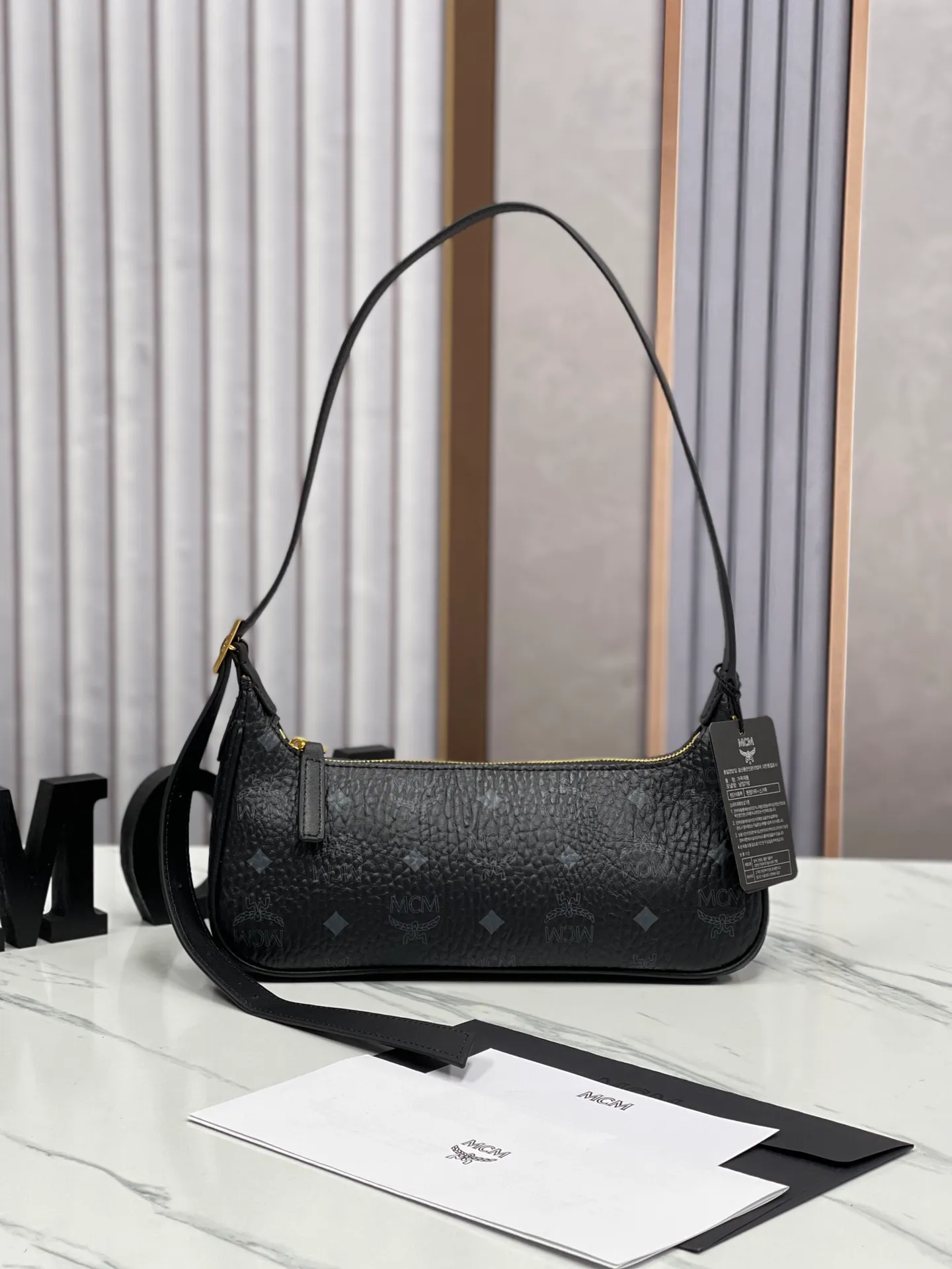 Top original order, batch 400💰MCM counter new model with counter environmentally friendly ♻️gift box packaging🎁Model 703 🌺Super cool must-have bag MCM new baguette bag has a very slender and slender appearance; cleverly designed shoulder straps, you can switch the bag between a crossbody bag and an armpit bag at any time; it is most suitable to be worn in all seasons, a minimalist and elegant style. Size 26.5X13.5X6.5 ~