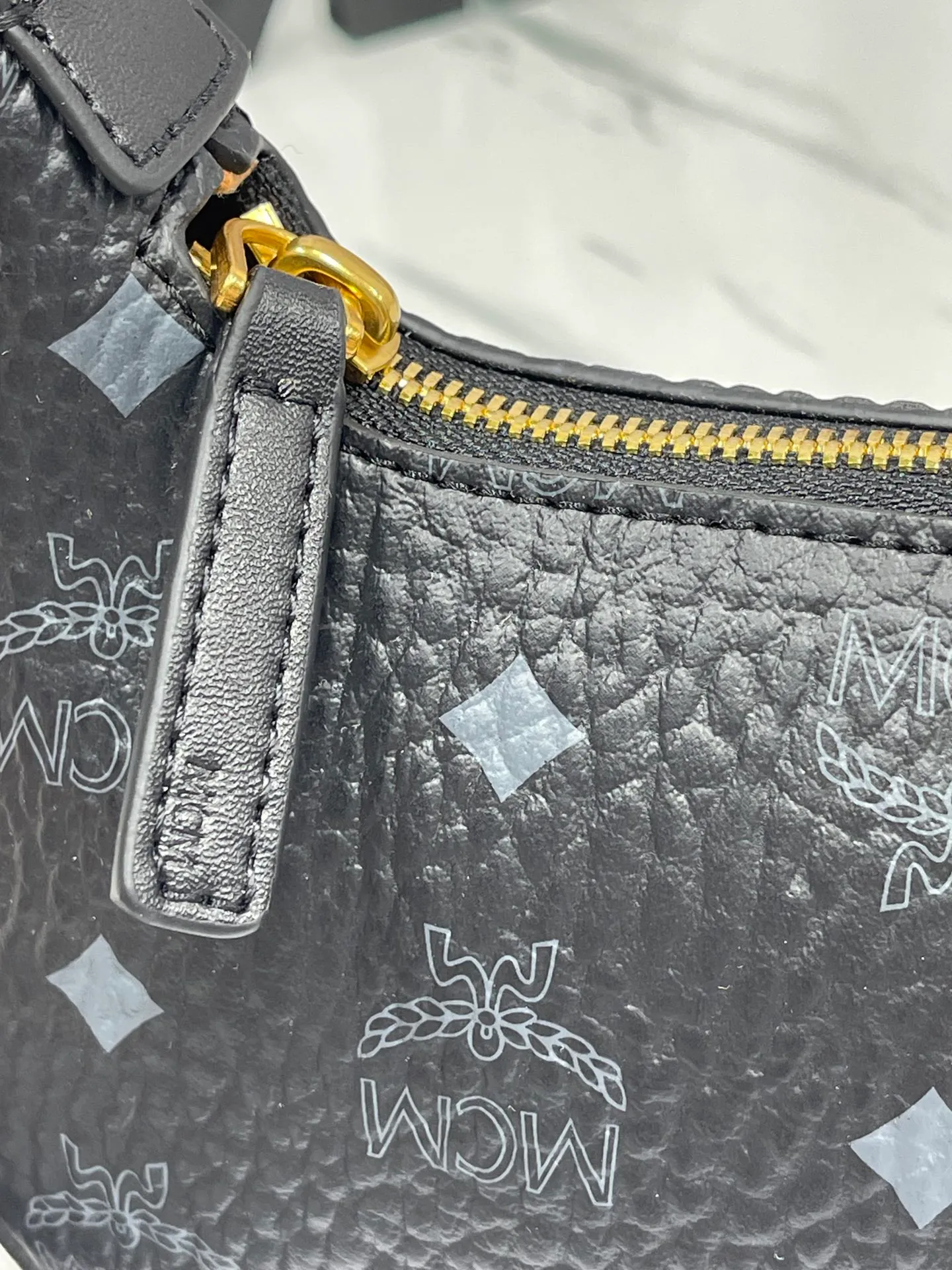 Top original order, batch 400💰MCM counter new model with counter environmentally friendly ♻️gift box packaging🎁Model 703 🌺Super cool must-have bag MCM new baguette bag has a very slender and slender appearance; cleverly designed shoulder straps, you can switch the bag between a crossbody bag and an armpit bag at any time; it is most suitable to be worn in all seasons, a minimalist and elegant style. Size 26.5X13.5X6.5 ~