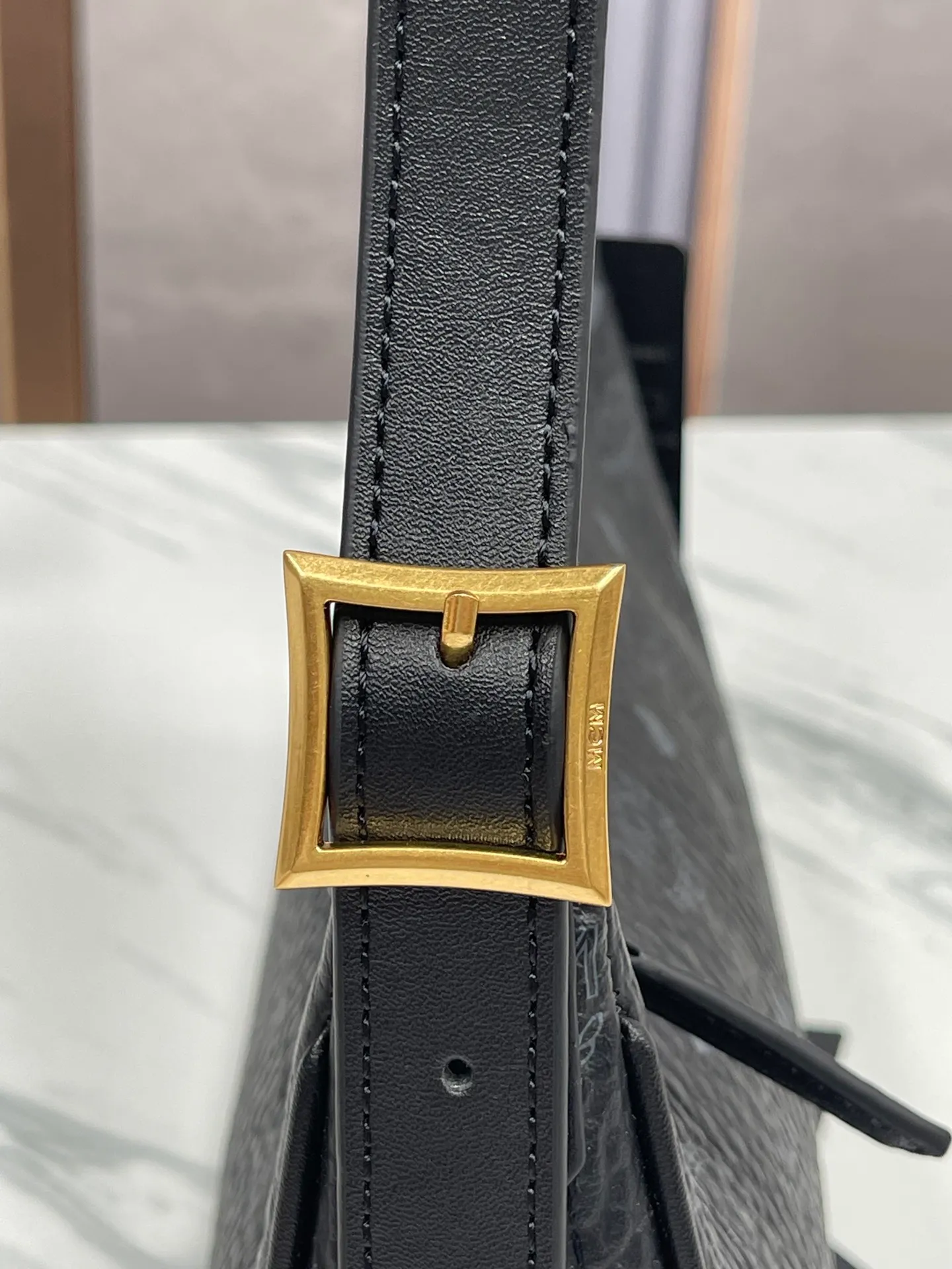 Top original order, batch 400💰MCM counter new model with counter environmentally friendly ♻️gift box packaging🎁Model 703 🌺Super cool must-have bag MCM new baguette bag has a very slender and slender appearance; cleverly designed shoulder straps, you can switch the bag between a crossbody bag and an armpit bag at any time; it is most suitable to be worn in all seasons, a minimalist and elegant style. Size 26.5X13.5X6.5 ~