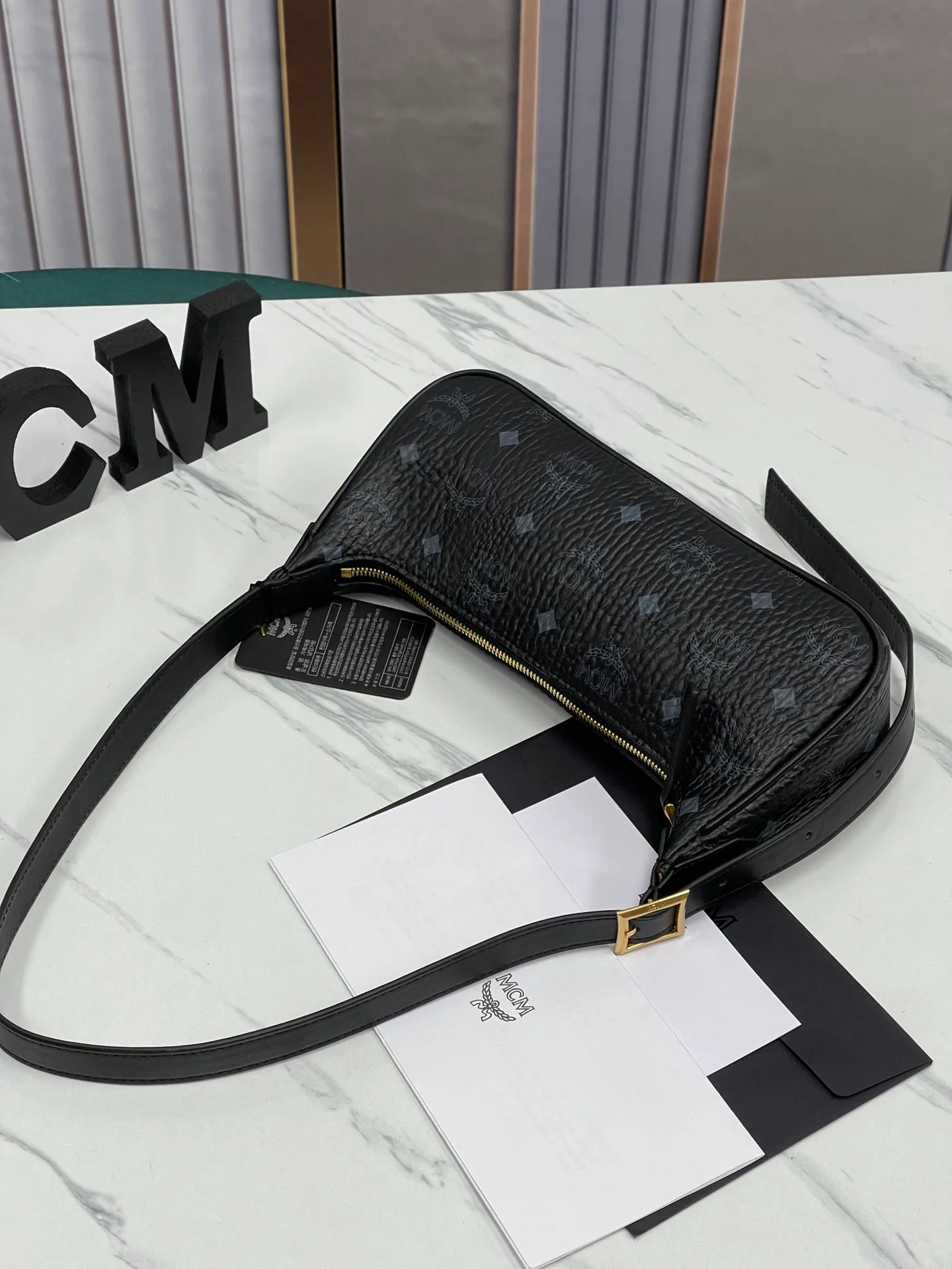 Top original order, batch 400💰MCM counter new model with counter environmentally friendly ♻️gift box packaging🎁Model 703 🌺Super cool must-have bag MCM new baguette bag has a very slender and slender appearance; cleverly designed shoulder straps, you can switch the bag between a crossbody bag and an armpit bag at any time; it is most suitable to be worn in all seasons, a minimalist and elegant style. Size 26.5X13.5X6.5 ~