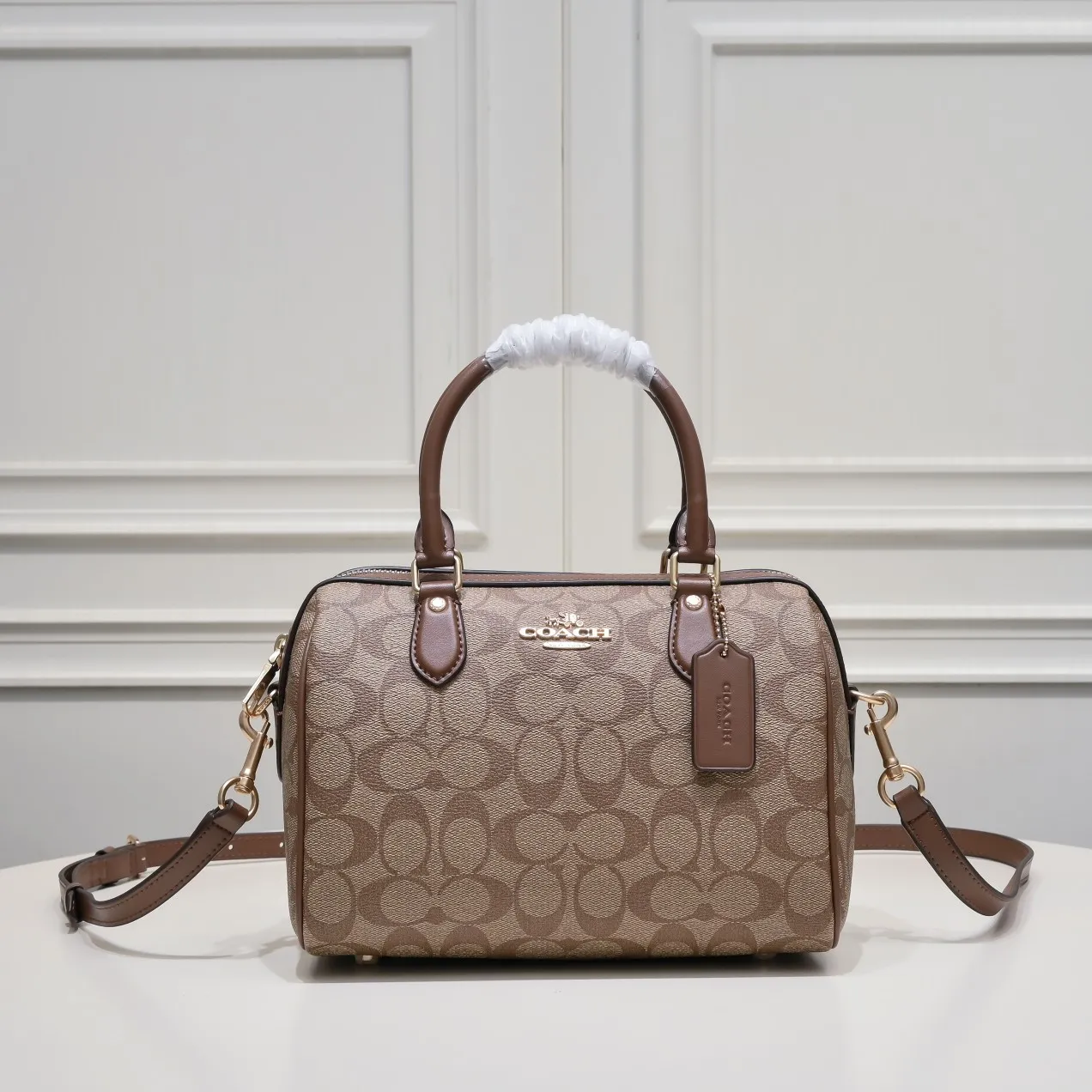 P380 [Top original order] Coach’s new Rowan Boston Large CH280 This year’s new colors are really eye-catching, and every color is very versatile! The newly upgraded best-selling pillow bag zipper returns to the back again, showing an overall high-end look. It can be carried on the shoulder or cross-body, and the bag has enough space to accommodate daily items. It is easy to carry, looks good and is easy to use! Size: 25*15*12cm