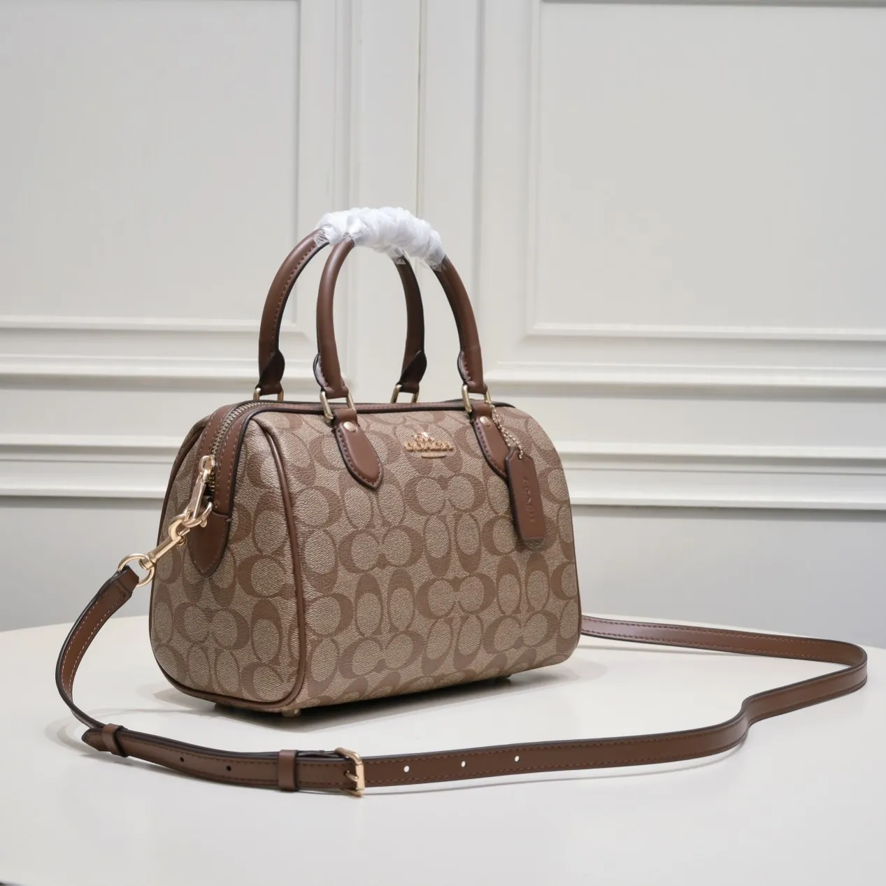 P380 [Top original order] Coach’s new Rowan Boston Large CH280 This year’s new colors are really eye-catching, and every color is very versatile! The newly upgraded best-selling pillow bag zipper returns to the back again, showing an overall high-end look. It can be carried on the shoulder or cross-body, and the bag has enough space to accommodate daily items. It is easy to carry, looks good and is easy to use! Size: 25*15*12cm