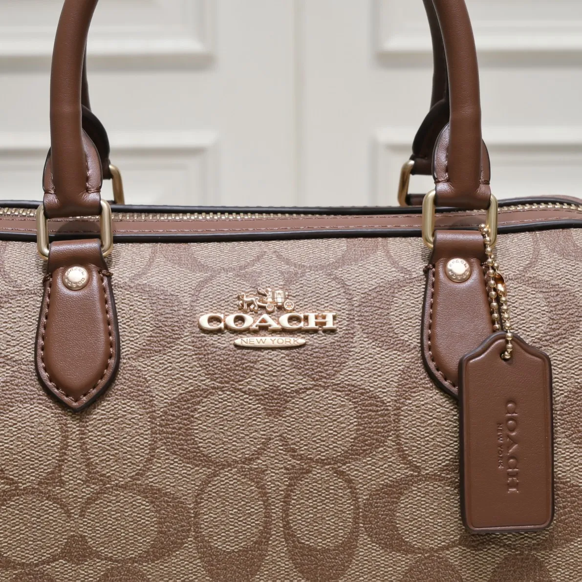 P380 [Top original order] Coach’s new Rowan Boston Large CH280 This year’s new colors are really eye-catching, and every color is very versatile! The newly upgraded best-selling pillow bag zipper returns to the back again, showing an overall high-end look. It can be carried on the shoulder or cross-body, and the bag has enough space to accommodate daily items. It is easy to carry, looks good and is easy to use! Size: 25*15*12cm