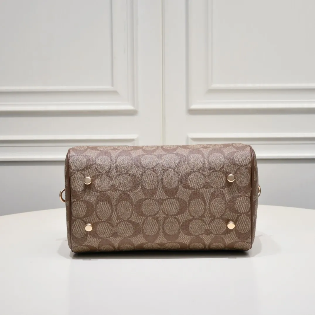 P380 [Top original order] Coach’s new Rowan Boston Large CH280 This year’s new colors are really eye-catching, and every color is very versatile! The newly upgraded best-selling pillow bag zipper returns to the back again, showing an overall high-end look. It can be carried on the shoulder or cross-body, and the bag has enough space to accommodate daily items. It is easy to carry, looks good and is easy to use! Size: 25*15*12cm