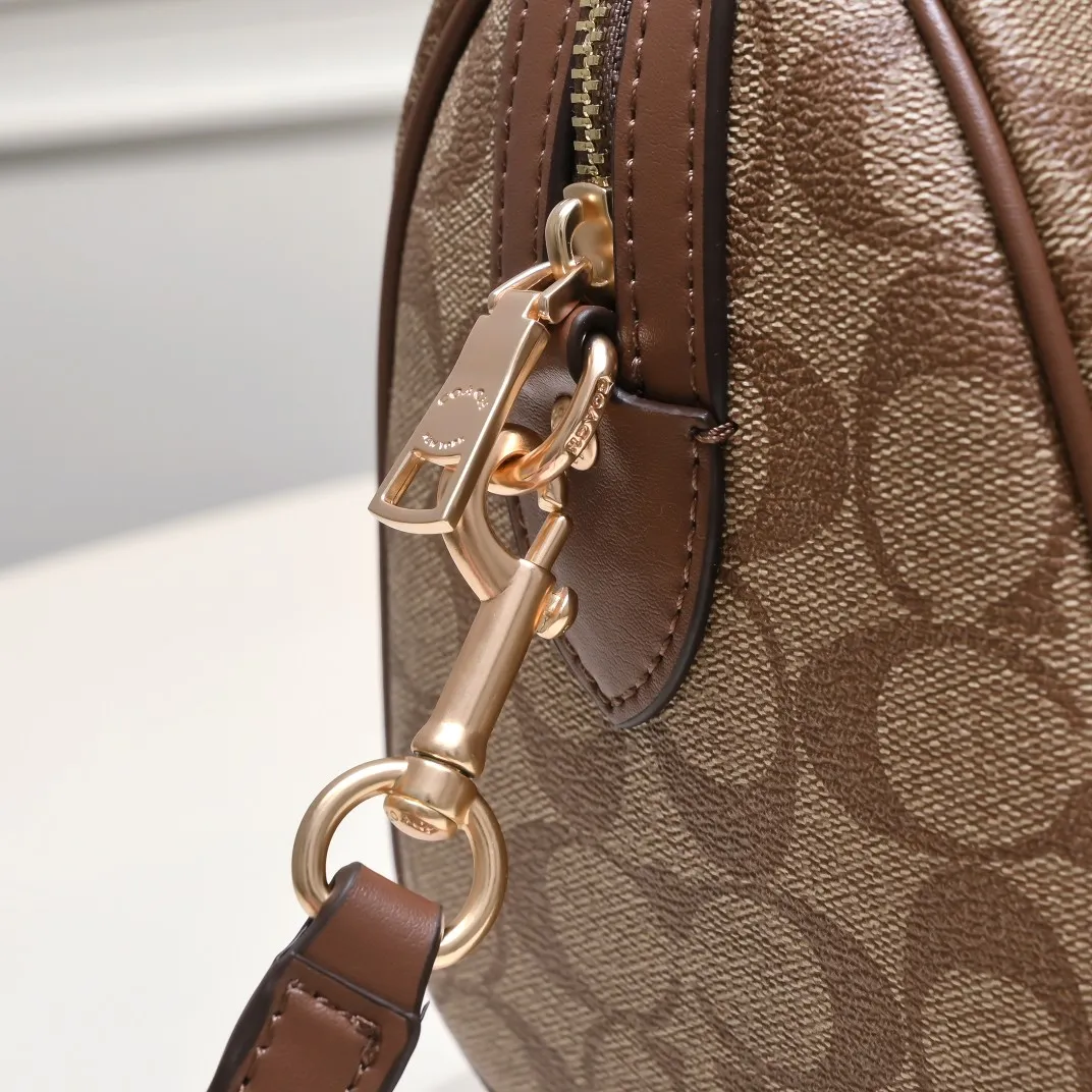P380 [Top original order] Coach’s new Rowan Boston Large CH280 This year’s new colors are really eye-catching, and every color is very versatile! The newly upgraded best-selling pillow bag zipper returns to the back again, showing an overall high-end look. It can be carried on the shoulder or cross-body, and the bag has enough space to accommodate daily items. It is easy to carry, looks good and is easy to use! Size: 25*15*12cm