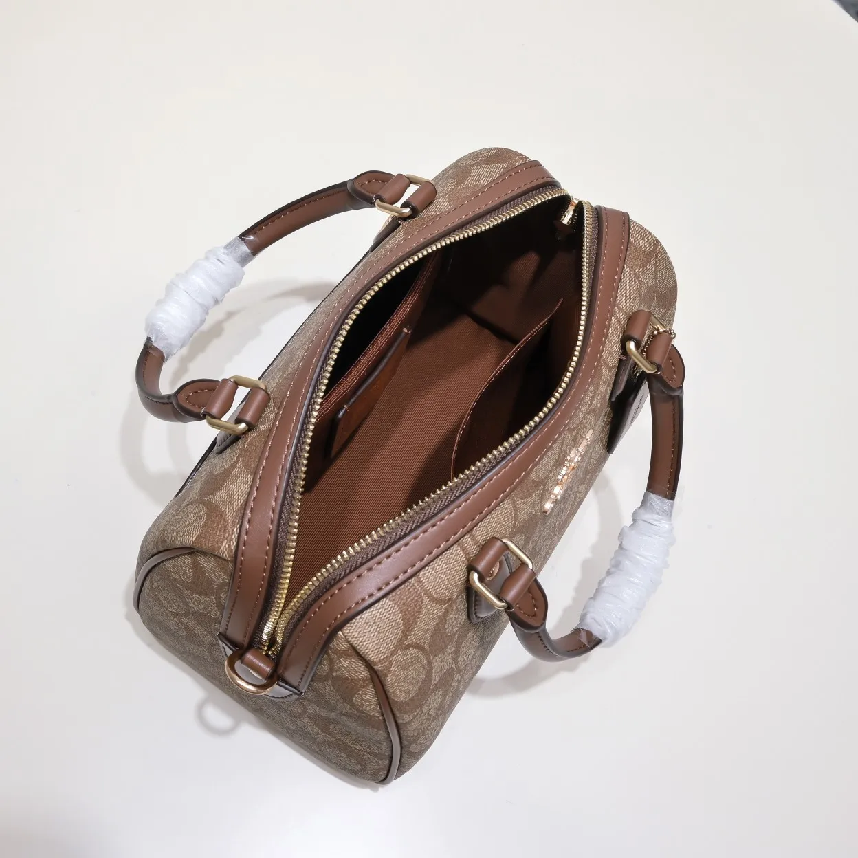 P380 [Top original order] Coach’s new Rowan Boston Large CH280 This year’s new colors are really eye-catching, and every color is very versatile! The newly upgraded best-selling pillow bag zipper returns to the back again, showing an overall high-end look. It can be carried on the shoulder or cross-body, and the bag has enough space to accommodate daily items. It is easy to carry, looks good and is easy to use! Size: 25*15*12cm