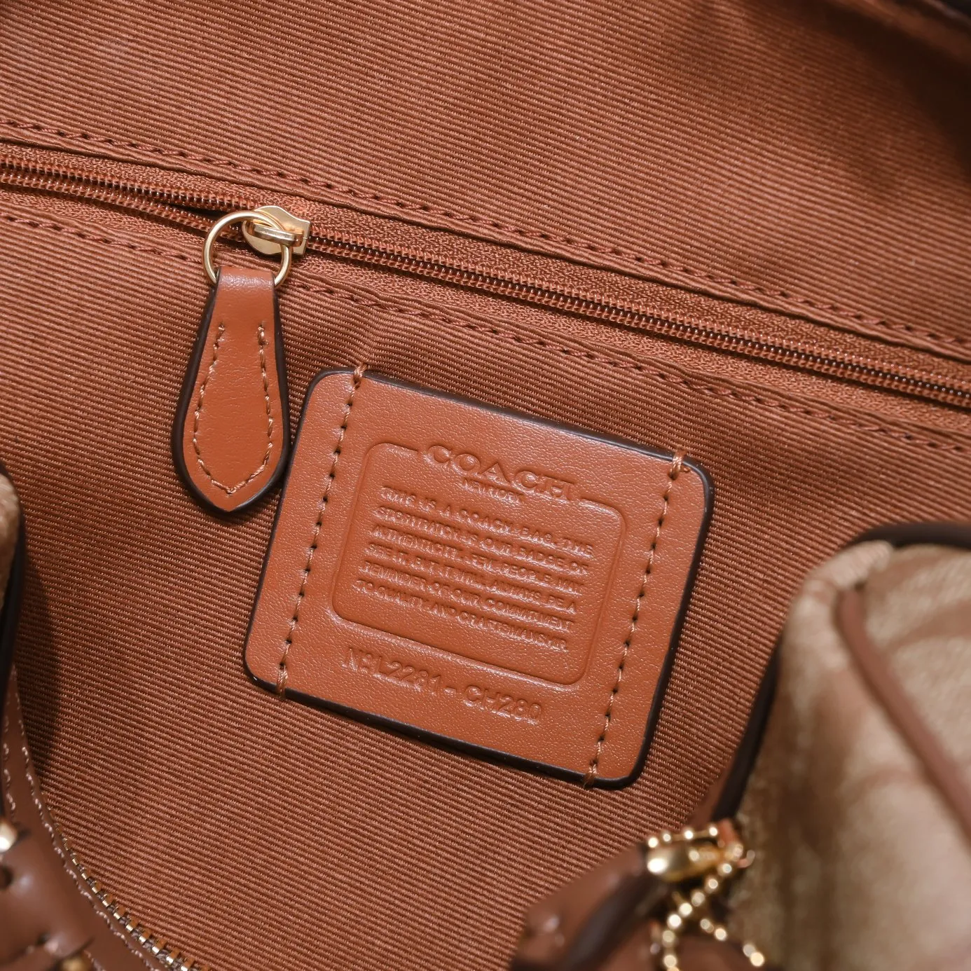 P380 [Top original order] Coach’s new Rowan Boston Large CH280 This year’s new colors are really eye-catching, and every color is very versatile! The newly upgraded best-selling pillow bag zipper returns to the back again, showing an overall high-end look. It can be carried on the shoulder or cross-body, and the bag has enough space to accommodate daily items. It is easy to carry, looks good and is easy to use! Size: 25*15*12cm