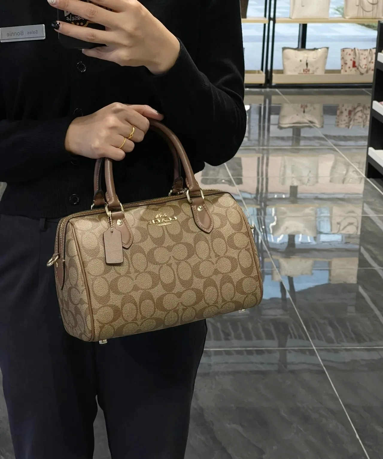 P380 [Top original order] Coach’s new Rowan Boston Large CH280 This year’s new colors are really eye-catching, and every color is very versatile! The newly upgraded best-selling pillow bag zipper returns to the back again, showing an overall high-end look. It can be carried on the shoulder or cross-body, and the bag has enough space to accommodate daily items. It is easy to carry, looks good and is easy to use! Size: 25*15*12cm