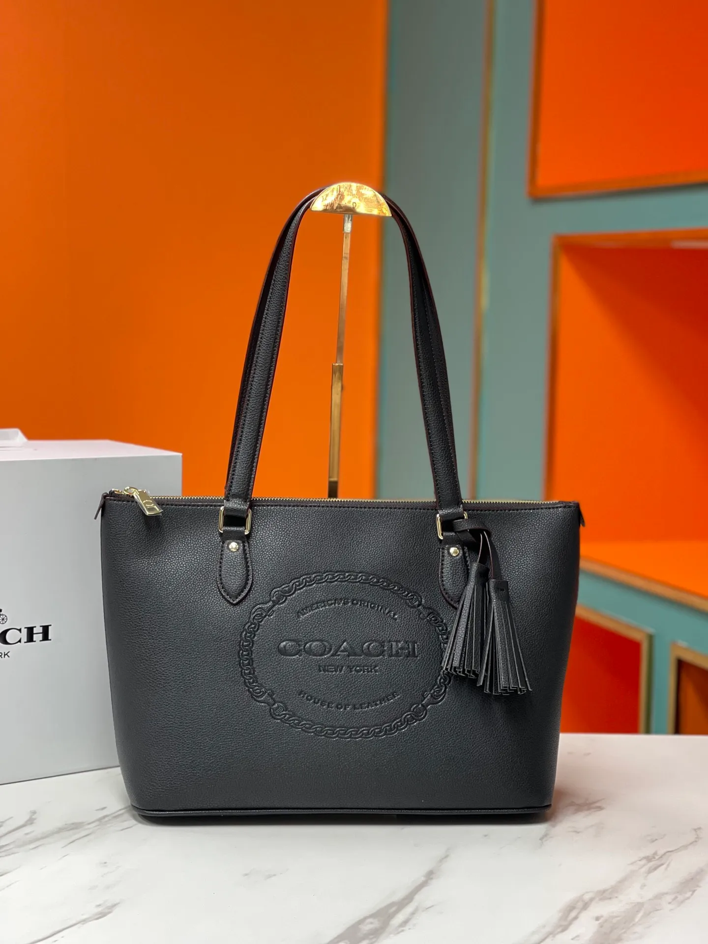Top original order batch 460💰Coach's new [Rose] model CM086 has a large internal space. While ensuring its excellent storage capacity, the entire bag is soft, fashionable, exquisite and simple. Whether it is paired with formal or casual wear, it can reflect its unique elegance and intellectuality while retaining its own unique temperament. Size: 36X26X15cm🌹🌹