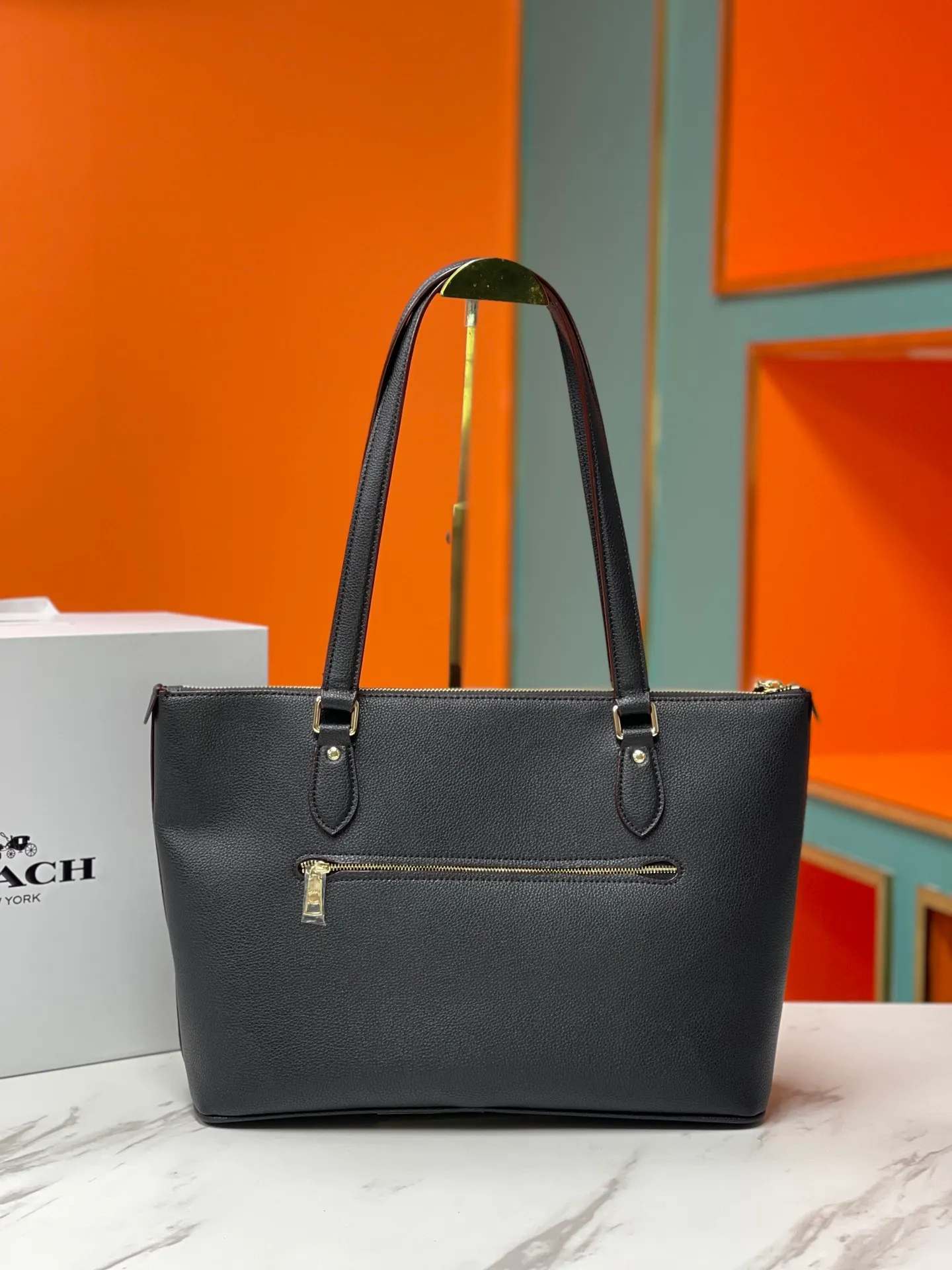 Top original order batch 460💰Coach's new [Rose] model CM086 has a large internal space. While ensuring its excellent storage capacity, the entire bag is soft, fashionable, exquisite and simple. Whether it is paired with formal or casual wear, it can reflect its unique elegance and intellectuality while retaining its own unique temperament. Size: 36X26X15cm🌹🌹