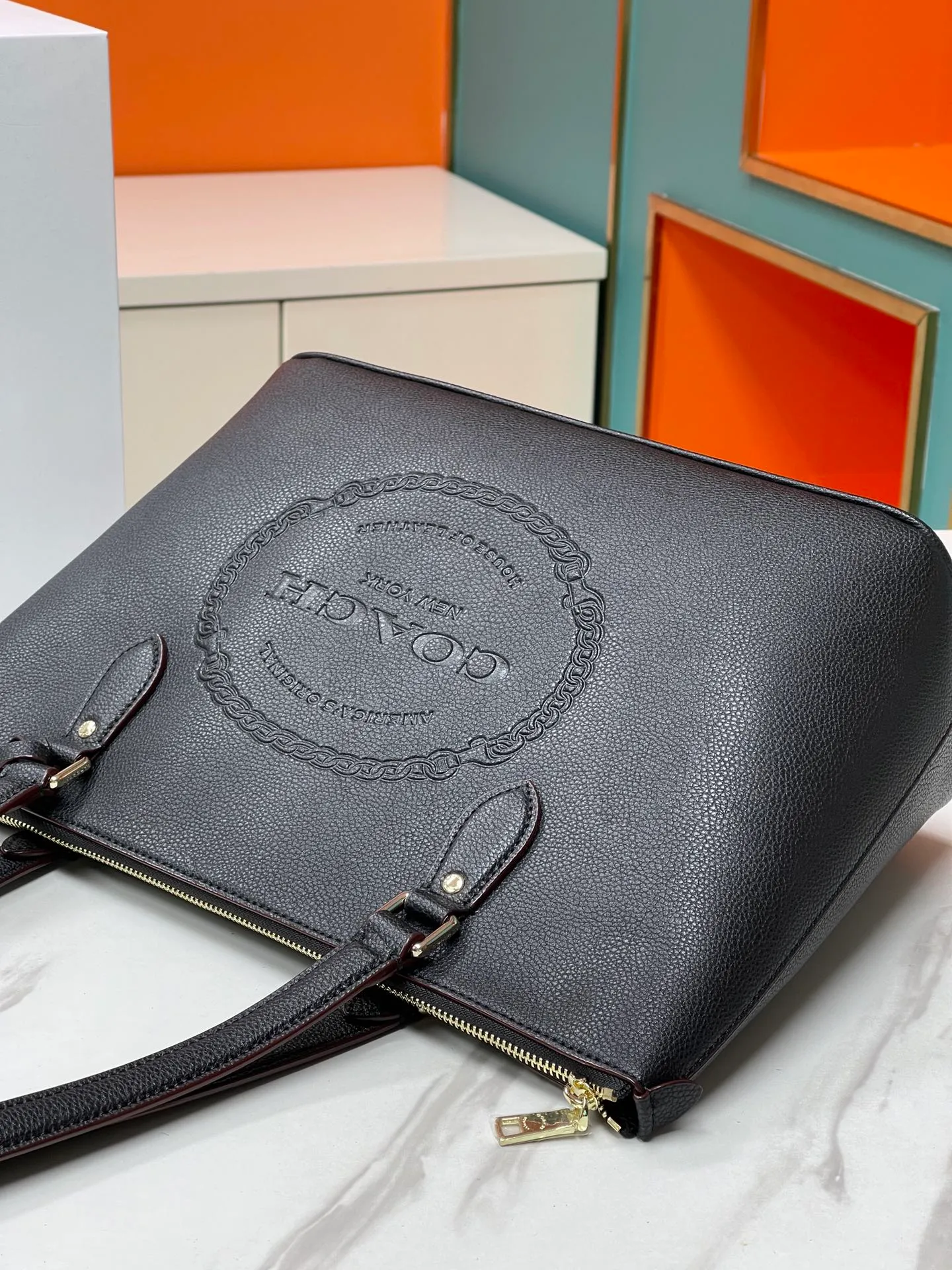 Top original order batch 460💰Coach's new [Rose] model CM086 has a large internal space. While ensuring its excellent storage capacity, the entire bag is soft, fashionable, exquisite and simple. Whether it is paired with formal or casual wear, it can reflect its unique elegance and intellectuality while retaining its own unique temperament. Size: 36X26X15cm🌹🌹