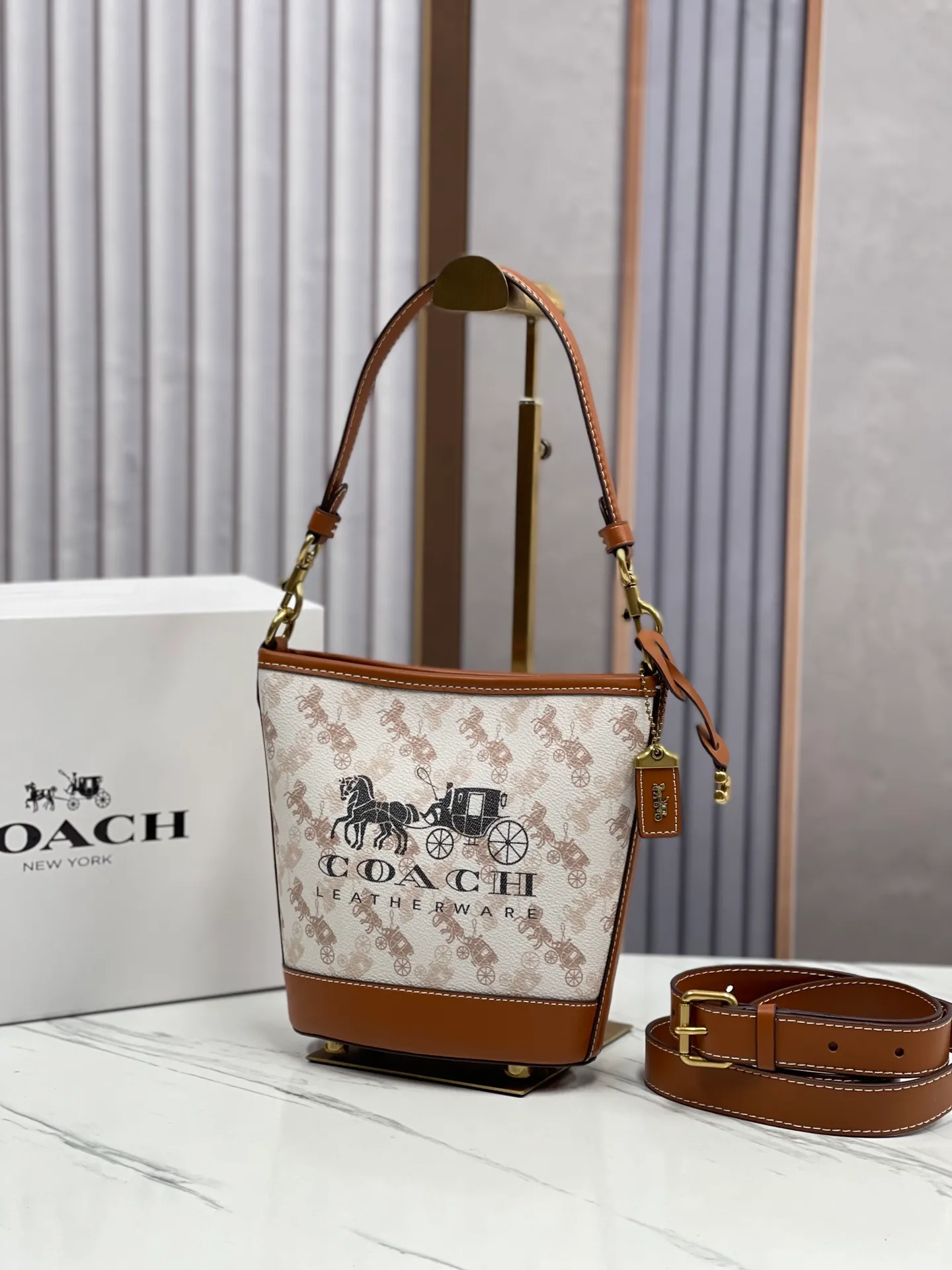 Top original order, batch 440💰Coach's new bucket bag CJ828 can be worn under the arm or across the body. It has a compact and exquisite appearance and ample internal space. It is a must-have bucket bag for everyone. It is also a must-have item for commuting. Size 15.5/19/8