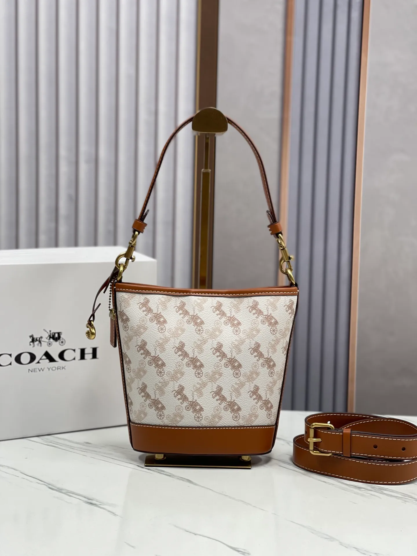 Top original order, batch 440💰Coach's new bucket bag CJ828 can be worn under the arm or across the body. It has a compact and exquisite appearance and ample internal space. It is a must-have bucket bag for everyone. It is also a must-have item for commuting. Size 15.5/19/8