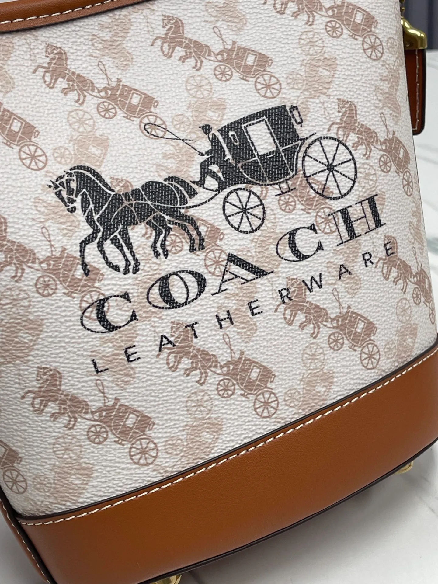Top original order, batch 440💰Coach's new bucket bag CJ828 can be worn under the arm or across the body. It has a compact and exquisite appearance and ample internal space. It is a must-have bucket bag for everyone. It is also a must-have item for commuting. Size 15.5/19/8