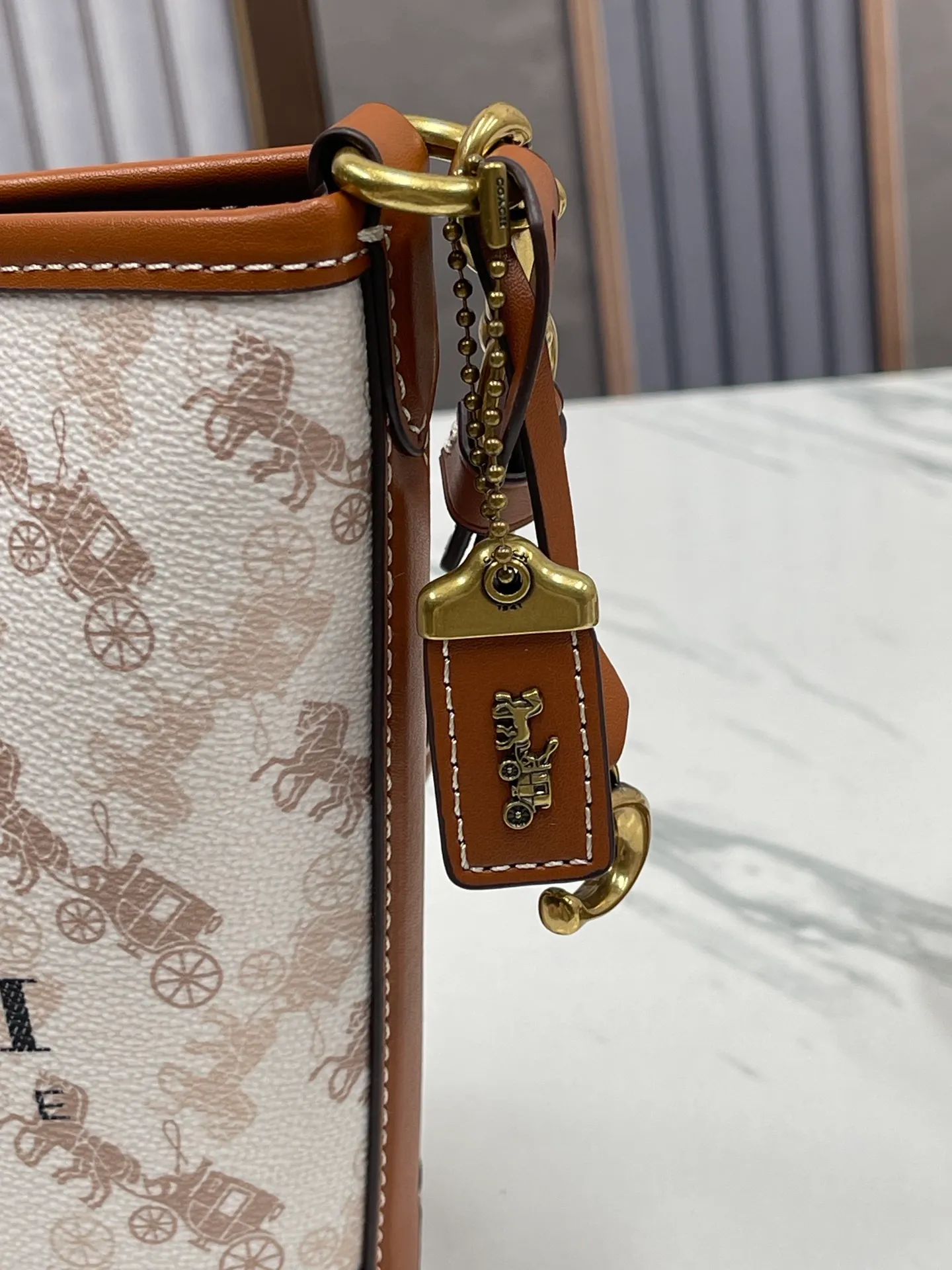 Top original order, batch 440💰Coach's new bucket bag CJ828 can be worn under the arm or across the body. It has a compact and exquisite appearance and ample internal space. It is a must-have bucket bag for everyone. It is also a must-have item for commuting. Size 15.5/19/8