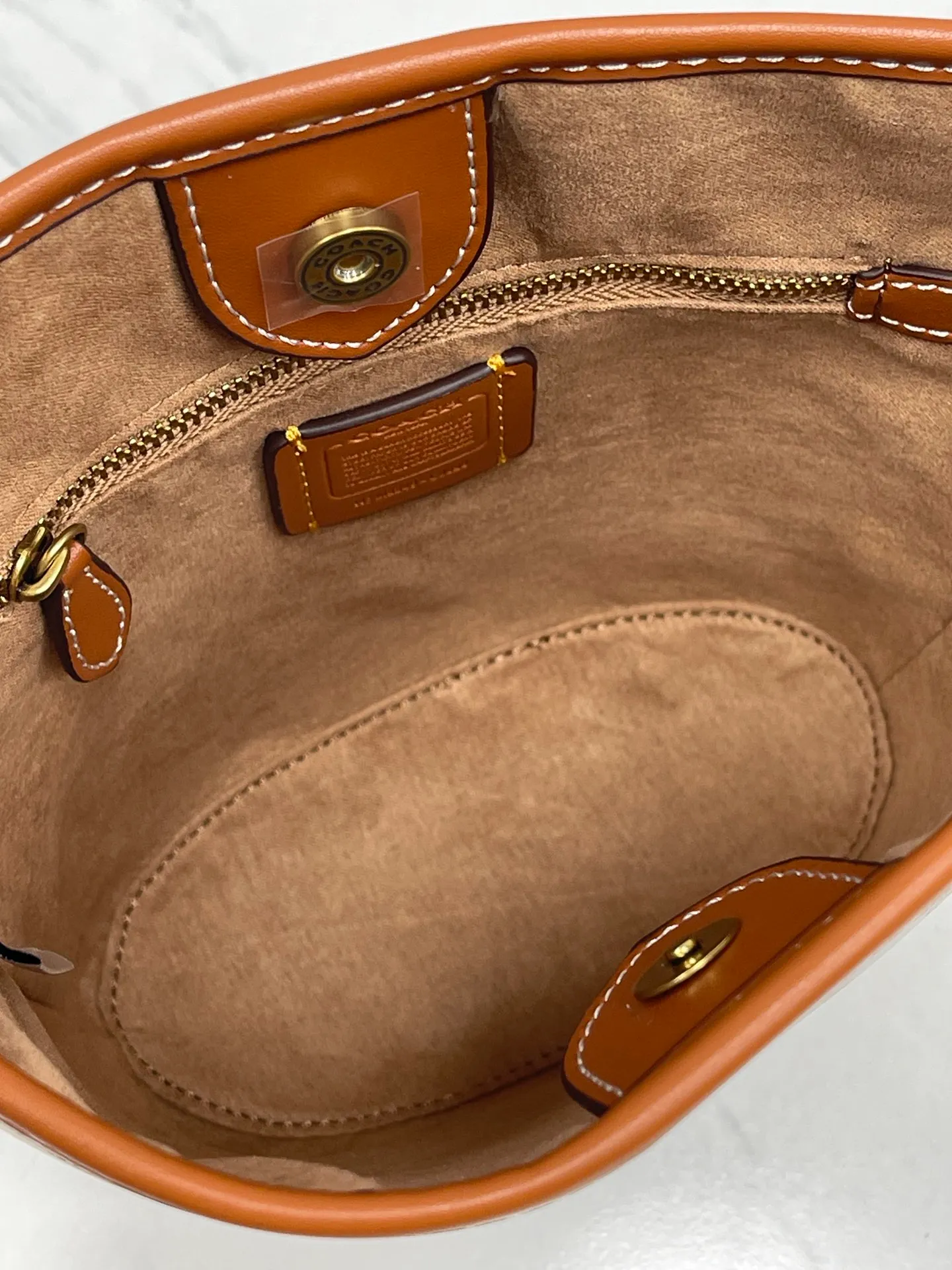 Top original order, batch 440💰Coach's new bucket bag CJ828 can be worn under the arm or across the body. It has a compact and exquisite appearance and ample internal space. It is a must-have bucket bag for everyone. It is also a must-have item for commuting. Size 15.5/19/8