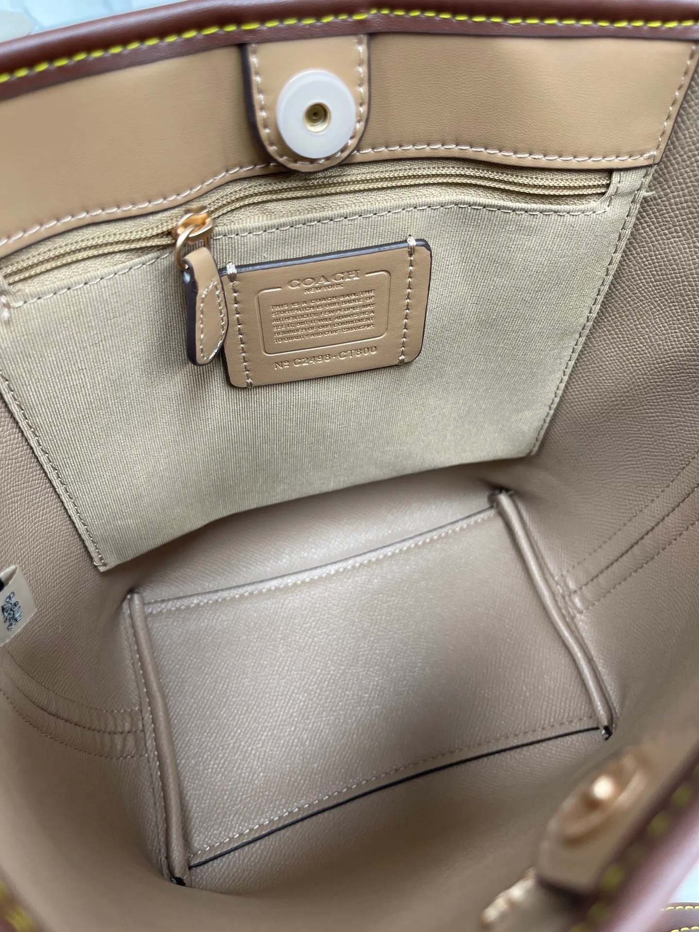 Top original order, batch 380¥ Coach new style. Model CT800 City Bucket bucket bag comes in 4 colors. It is the most casual bucket bag. It has several elements and styles. The elements of the hobo bag are the most similar. It is a simple style. It is very versatile for upper body travel. It has a large capacity. It is simple and can be worn under the armpit or cross-body. The two shoulder straps can be matched at will. The size is about 17/11/21