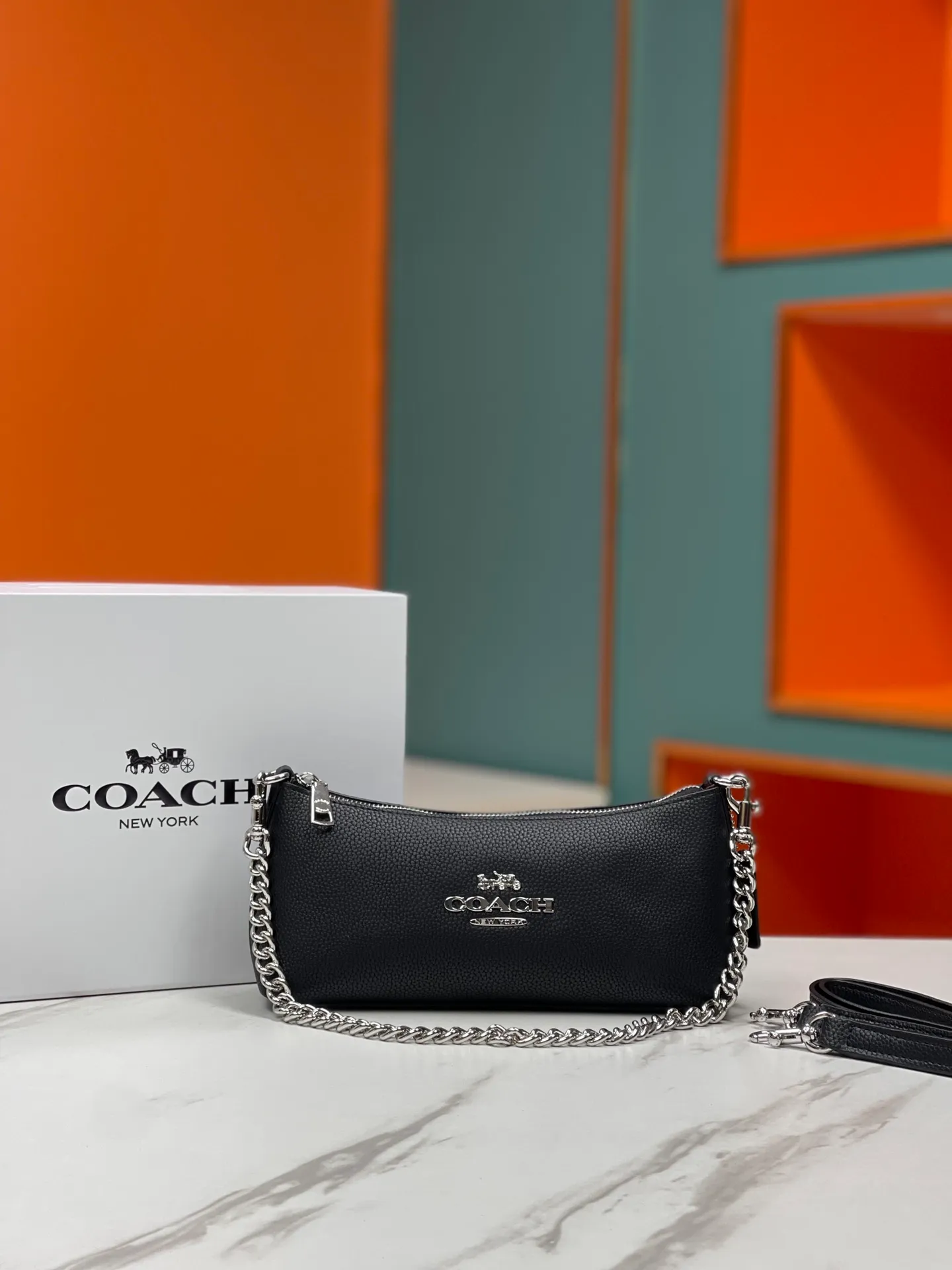 Top original order, batch 380💰COACH/Coach’s new Charlotte series CL405 CL406 CL407 CL656 August new product, invincible and beautiful armpit baguette bag! Short chain shoulder strap! Long leather shoulder strap! Suitable for different occasions, different styles and different combinations! The shape of the paper boat is simple and matched with a metal chain. Super beautiful. Size 26/12/7